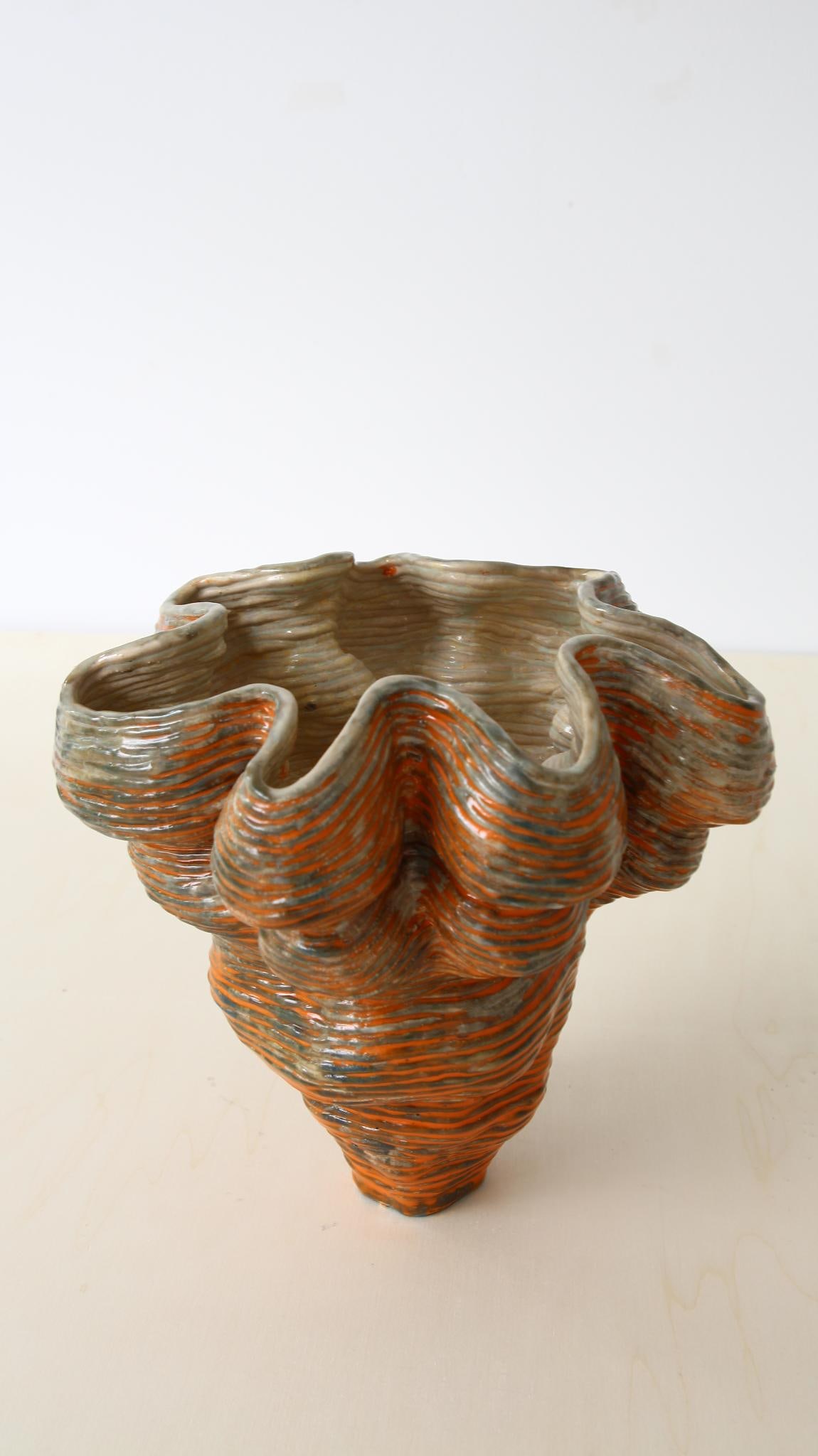 La Gadoue.Anémone.Vase sculptural.Grès émaillé.Date de création : 2025.H28 L30 cm..Ce vase: La Gadoue.Anémone.Vase sculptural.Grès émaillé.Date de création : 2025.H28 L30 cm..Ce vase sculptural Anémone en grès émaillé, créé en 2025, est une pièce d'une fraîcheur éditoriale