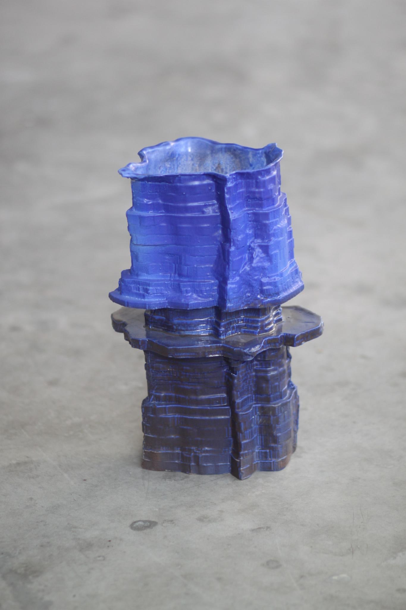 La Gadoue.Vase sculptural .Bleu cobalt.Faïence émaillée.Date de création : 2025.H35 L19 cm: La Gadoue.Vase sculptural .Bleu cobalt.Faïence émaillée.Date de création : 2025.H35 L19 cm