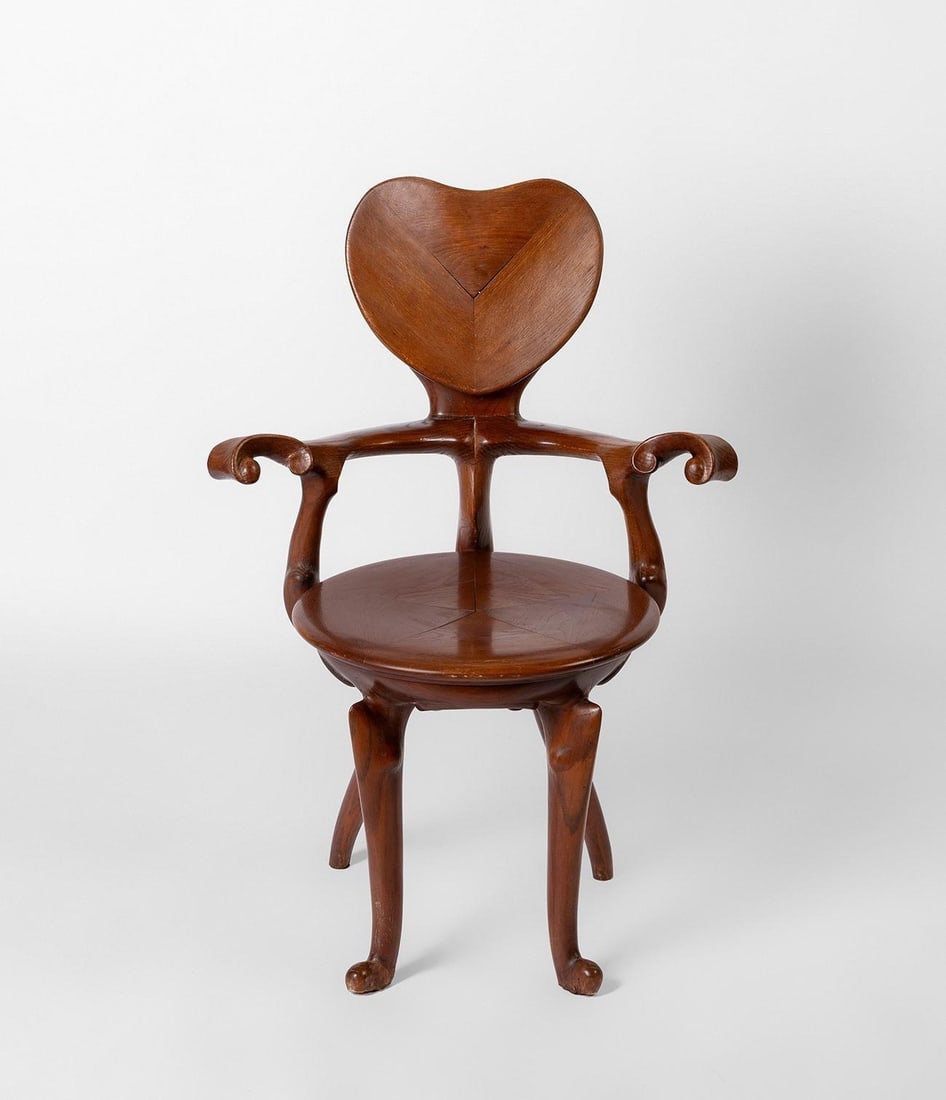 Antonio Gaudí (1852-1926).Fauteuil Casa Calvet.Chêne massif verni.Fabriqué par BD design.Date de: Antonio Gaudí (1852-1926).Fauteuil Casa Calvet.Chêne massif verni.Fabriqué par BD design.Date de création : 1902.H95 L52 P65 cm..Le fauteuil Casa Calvet est l'une des rares créations de mobilier