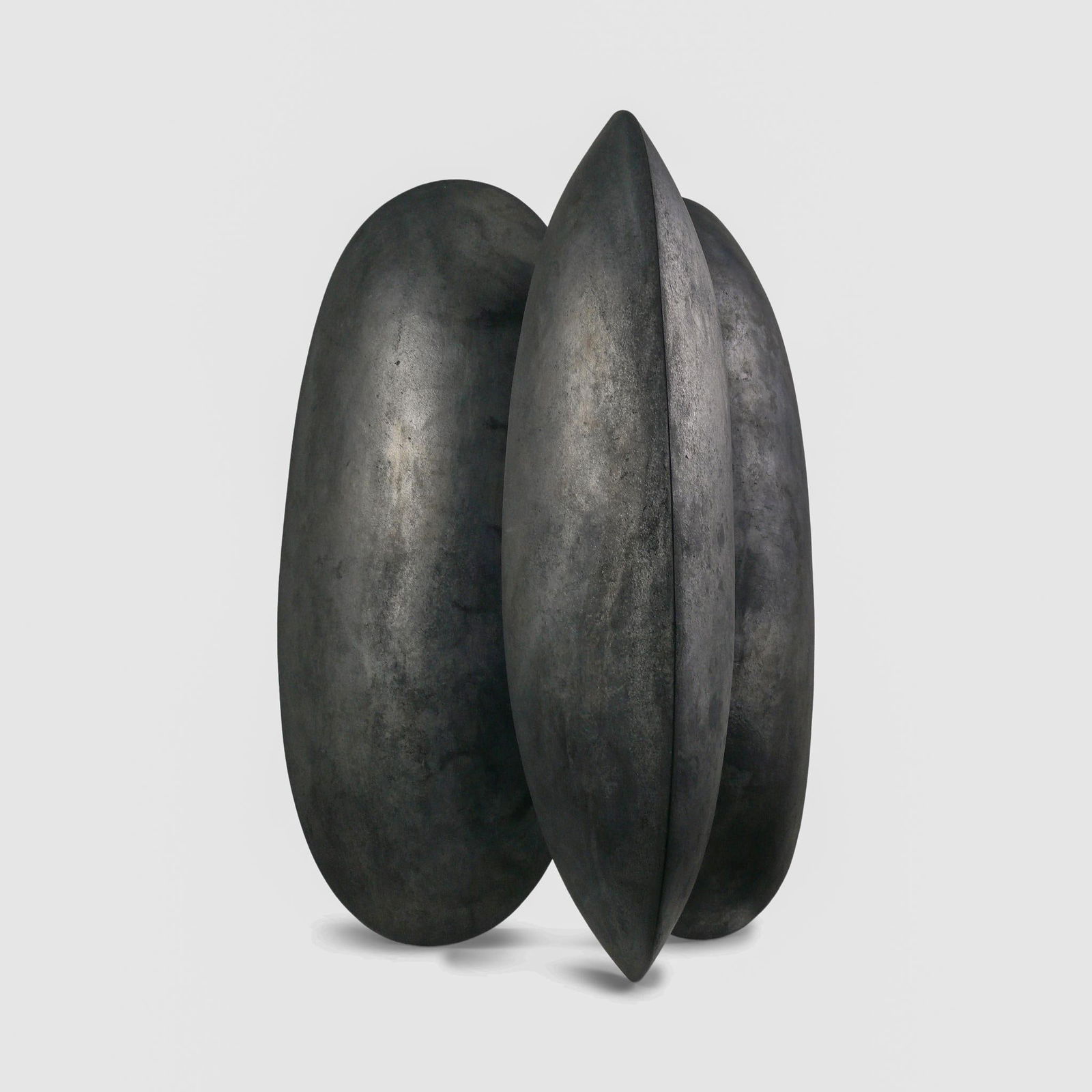 Adriano Leverone (1953-2022). Sculpture. Céramique enfumée - Smoked stoneware.H67 L50 P50 cm: Adriano Leverone (1953-2022) .Sculpture .Céramique fumée - Smoke ceramic.H67 L50 P50 cm ..D'une présence monumentale pour une céramique (H67 cm), cette sculpture en céramique fumée d'Adriano Lev