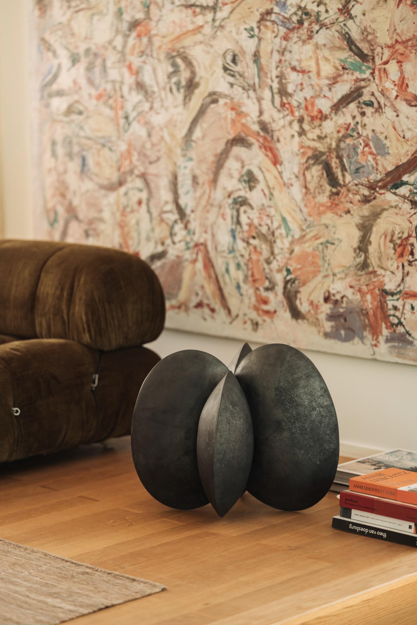 Adriano Leverone (1953-2022). Sculpture. Céramique enfumée - Smoked stoneware H67 L50 P50 cm: Adriano Leverone (1953-2022) Sculpture Céramique enfumée - Smoked stonewareH67 L50 P50 cm D'une présence monumentale pour une céramique (H67 cm), cette sculpture en céramique fumée d'Adriano Lev