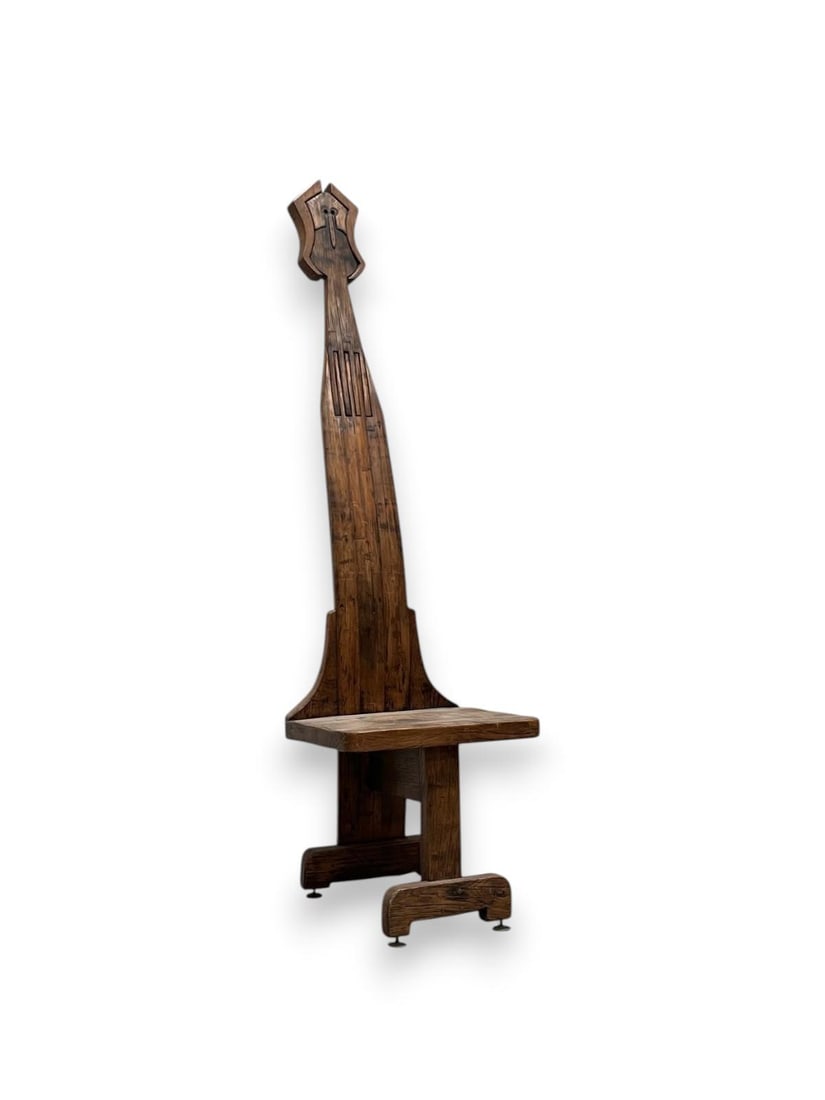 Luciano Bertolotto.Chaise à dossier figuratif.Pin sculpté.Signée Popping.Date de création :: Luciano Bertolotto.Chaise à dossier figuratif.Pin sculpté.Signée Popping.Date de création : 2003.H183 L49 cm..À la fois meuble et sculpture, cette chaise en pin sculpté de Luciano Bertolotto —