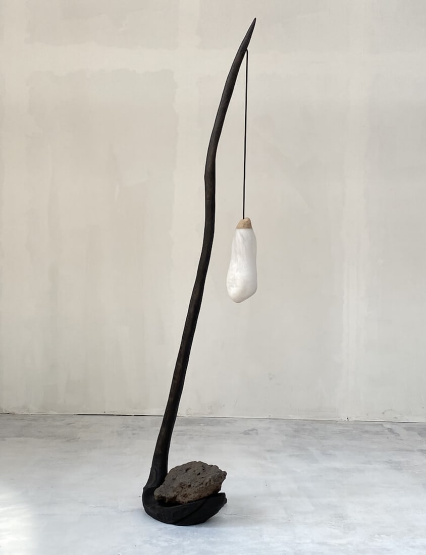 Jérôme Pereira.Attraction Celeste.Lampadaire.Verre soufflé, pierre volcanique et frêne.Date de: Jérôme Pereira.Attraction Celeste.Lampadaire.Verre soufflé, pierre volcanique et frêne.Date de création : 2024.H215 L40 P30 cm..Lampadaire d'une poésie et d'une matérialité rares, Attraction C