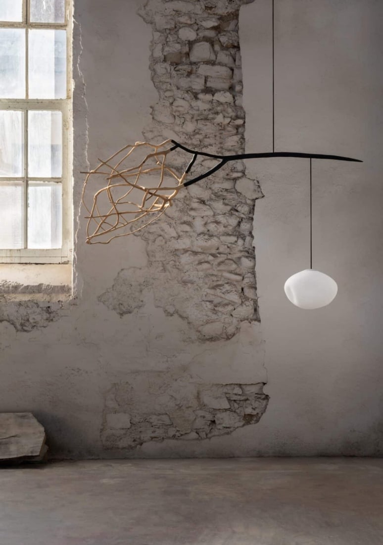 Jérôme Pereira.Icarus.Suspension.Verre soufflé et frêne.Date de création : 2024.H180 L70 P60: Jérôme Pereira.Icarus.Suspension.Verre soufflé et frêne.Date de création : 2024.H180 L70 P60 cm..Icarus est la suspension complémentaire d'Attraction Celeste (lot 306) dans l'œuvre récente de