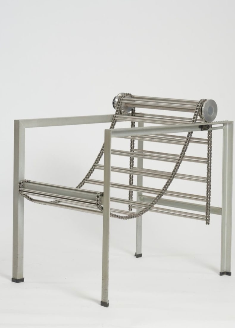 *Paolo Pallucco et Mireille Rivier.Barba d'argento.Métal, chaîne et plastique.Édition Pallucco: *Paolo Pallucco et Mireille Rivier.Barba d'argento.Métal, chaîne et plastique.Édition Pallucco limitée à 29 exemplaires.Date de création : dessin de 1986, réalisation vers 2020.H71,5 L50,5 P74