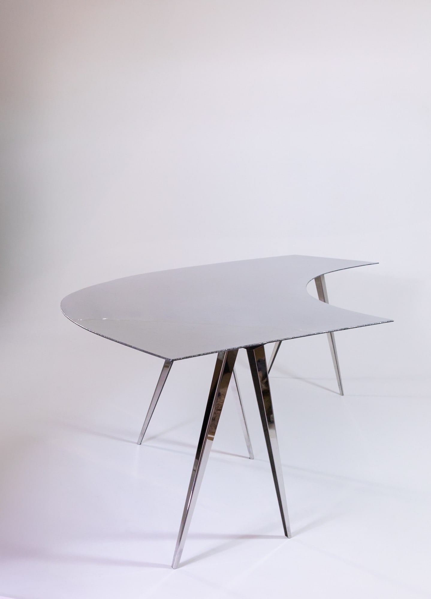 Ron Arad.Table de la série "38 Tables".Acier inoxydable et acier poli miroir.Édition Ron Arad (1 of 3)