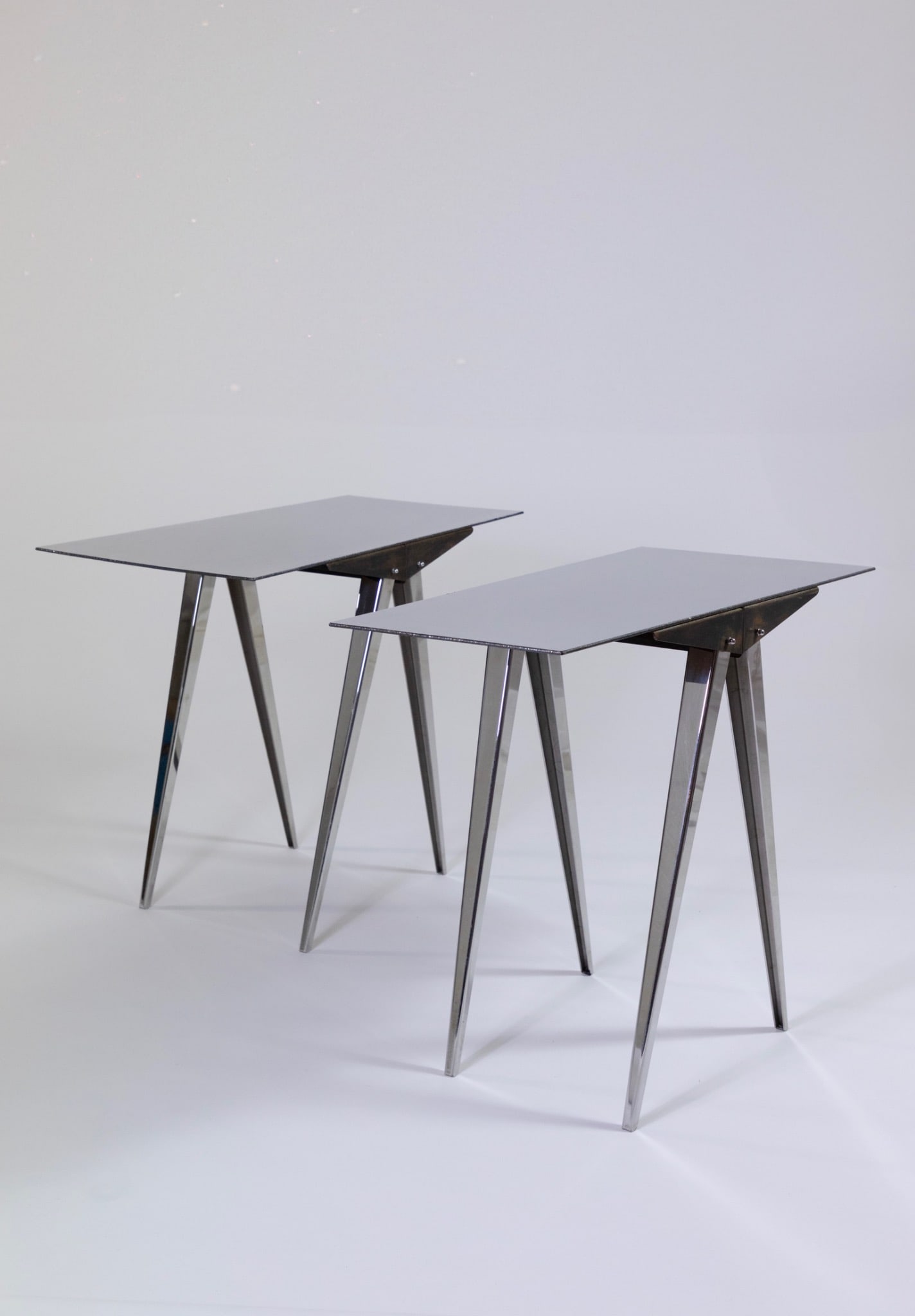 Ron Arad.Paire de tables de la série "38 Tables".Acier inoxydable et acier poli miroir.Édition Ron (1 of 1)