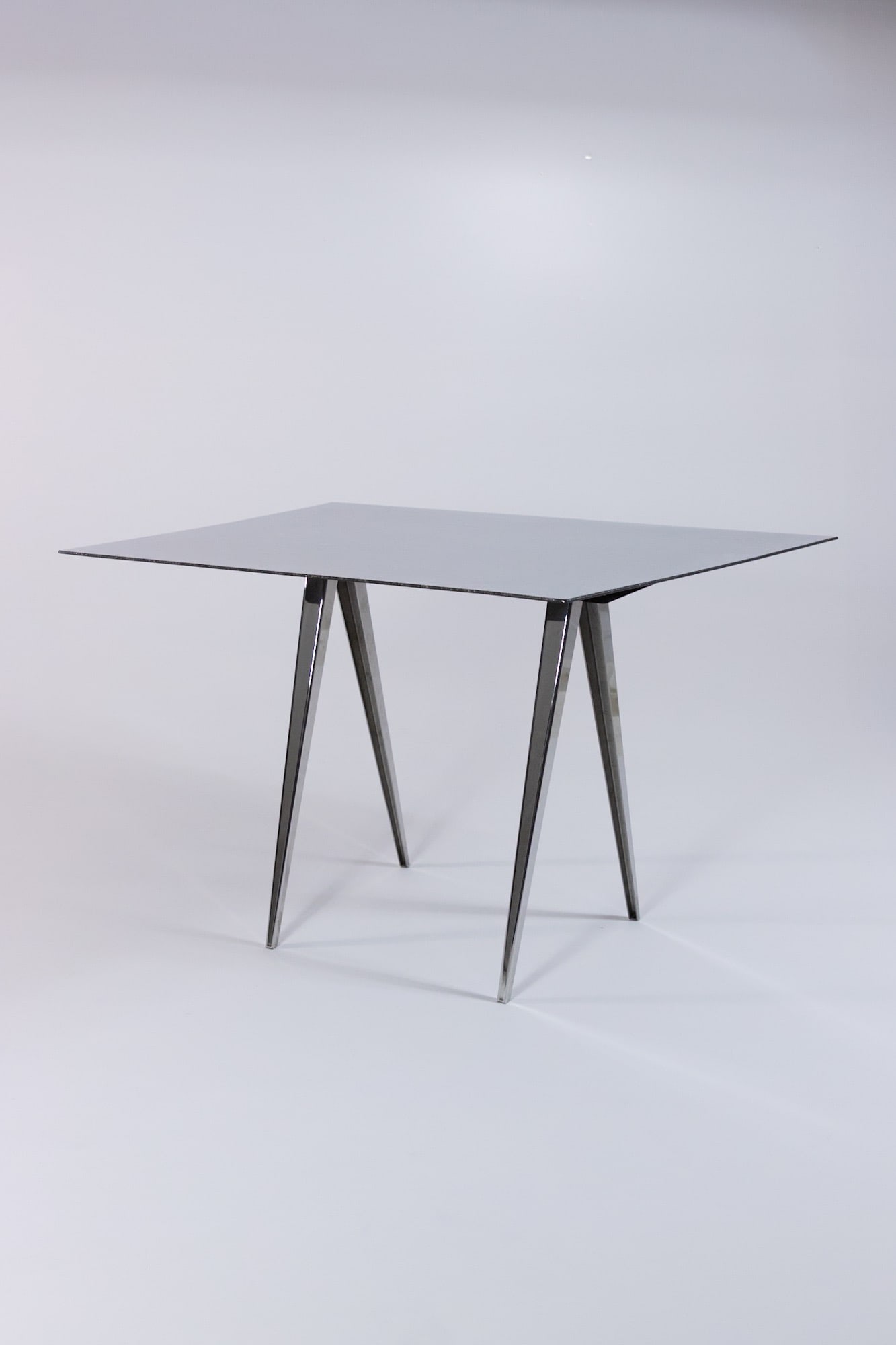 Ron ARAD.Table de la série "38 Tables".Acier inoxydable et acier poli miroir.Édition Ron Arad (1 of 2)