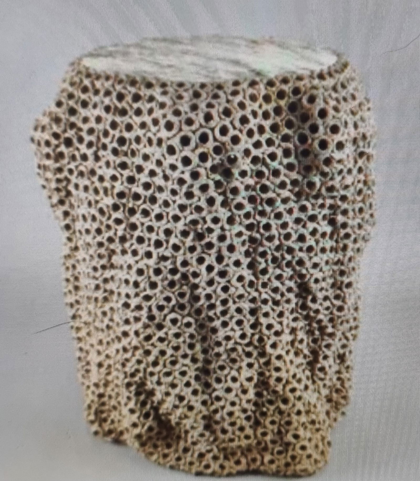 Gilles Caffier.Table bout de canapé ou tabouret .Céramique grise repercée et dessus peau.Dessus: ERROR