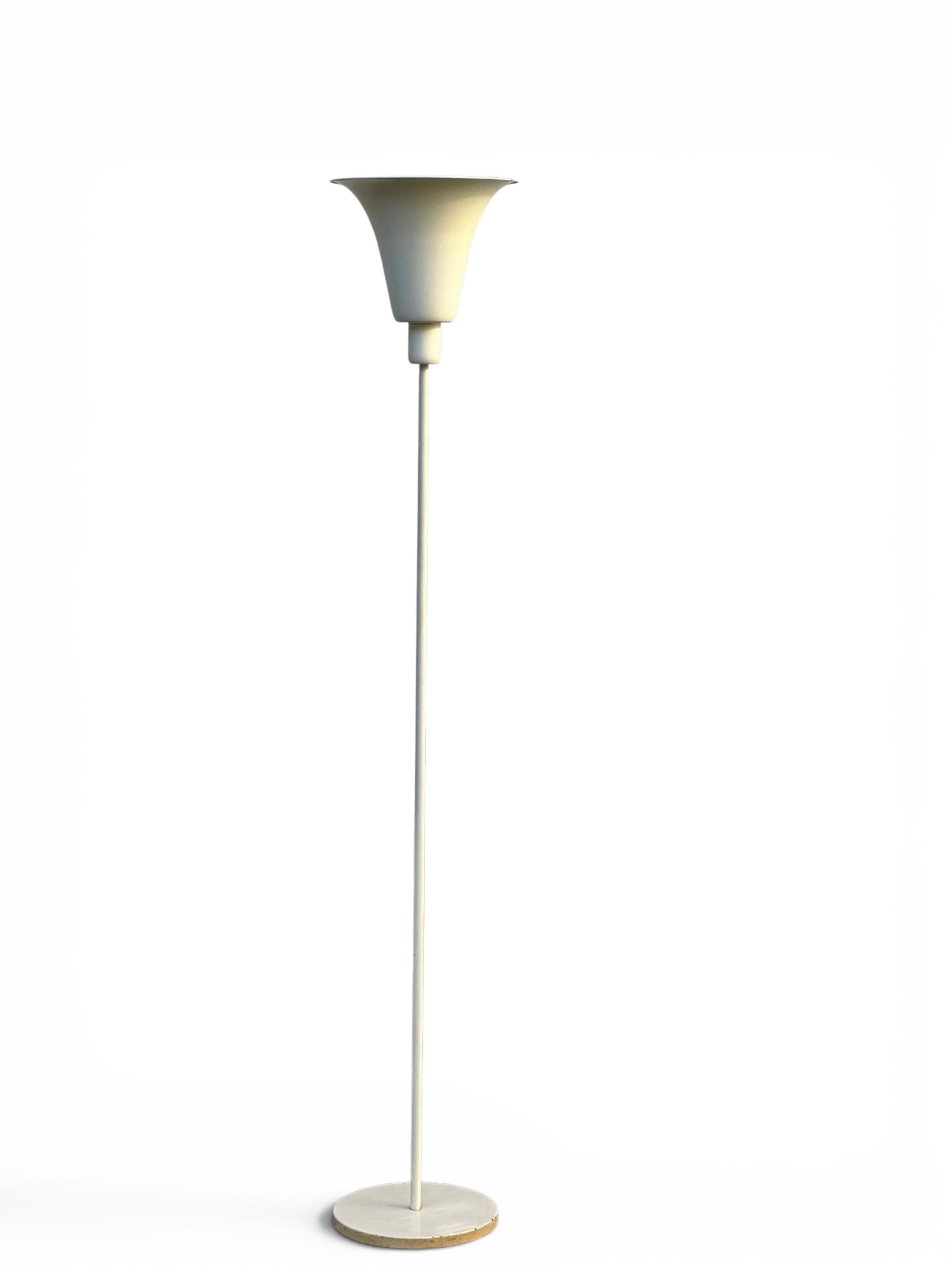 Scandinavian School Large modernist floor lamp White lacquered metal Date of creation: circa 1960: Scandinavian School Large modernist floor lamp White lacquered metal Date of creation: circa 1960Condition: functional at the time of cataloging, signs of use, small chips in the paint, and slight