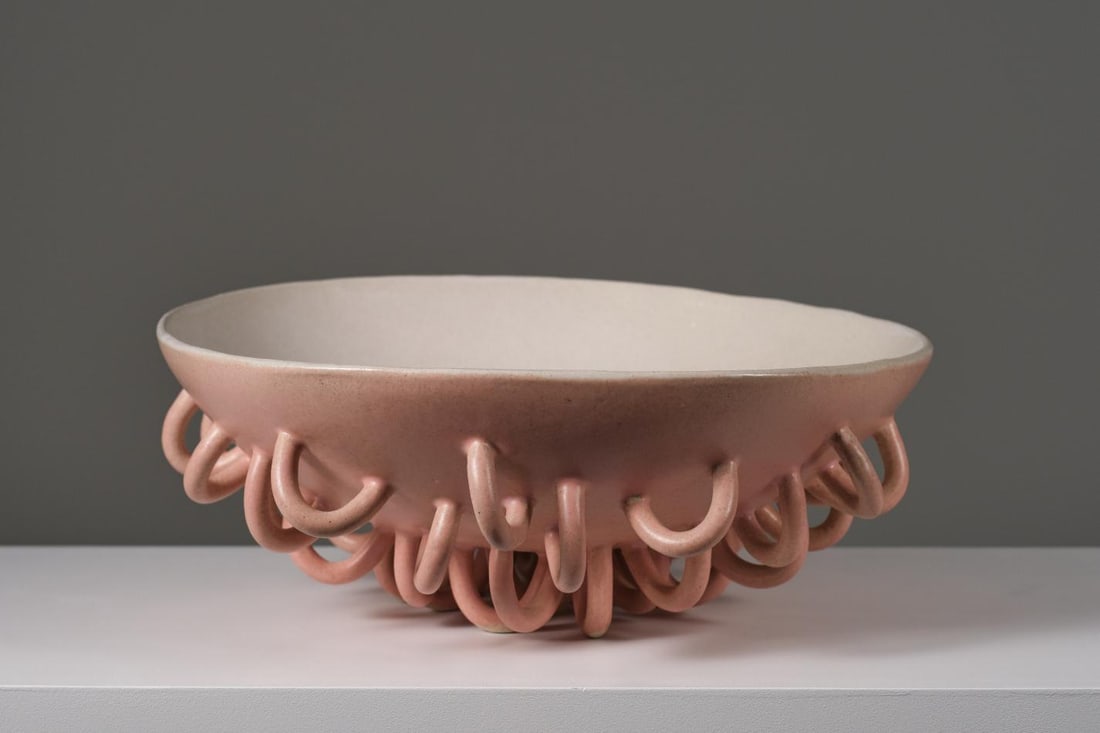 Rosa Cortiella Waves #1 Fruit bowl Enamelled chamotte Unique piece Creation date : 2020 H14: Rosa Cortiella Waves #1 Fruit bowl Enamelled chamotte Unique piece Creation date : 2020 H14 D38,5 cm Exploring ceramics as a discipline in its own right that encompasses design, sculpture and painting