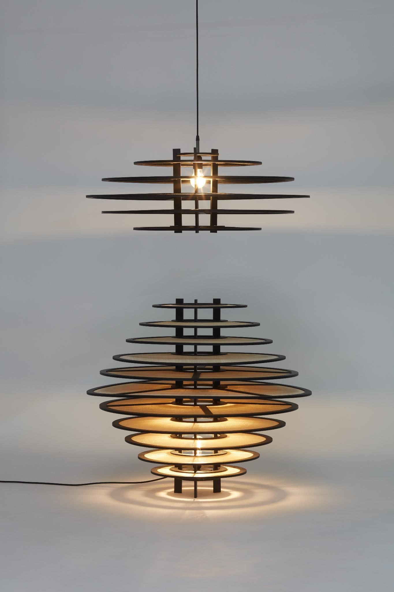 Eli Urpi Dialogue Sculptural lamp Natural straw, black-dyed straw, wood Limited edition of 7 pieces: Eli UrpiDialogueSculptural lampNatural straw, black-dyed straw, woodLimited edition of 7 pieces Date of creation: 2024Ceiling lamp: H41 D87.5 cm Floor lamp: H75 D87.5 cm Elisabet Urp? and Nacho