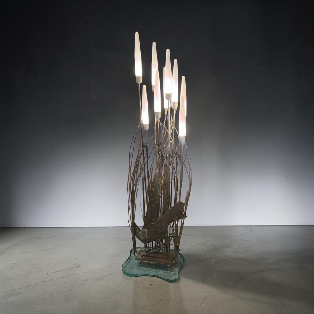 Roberto Giulio Rida (1943) Nine-arm floor lamp Copper and glass base, opal glass H 165 W 54 cm: Roberto Giulio Rida (1943)Nine-arm floor lampCopper and glass base, opal glassH 165 W 54 cm