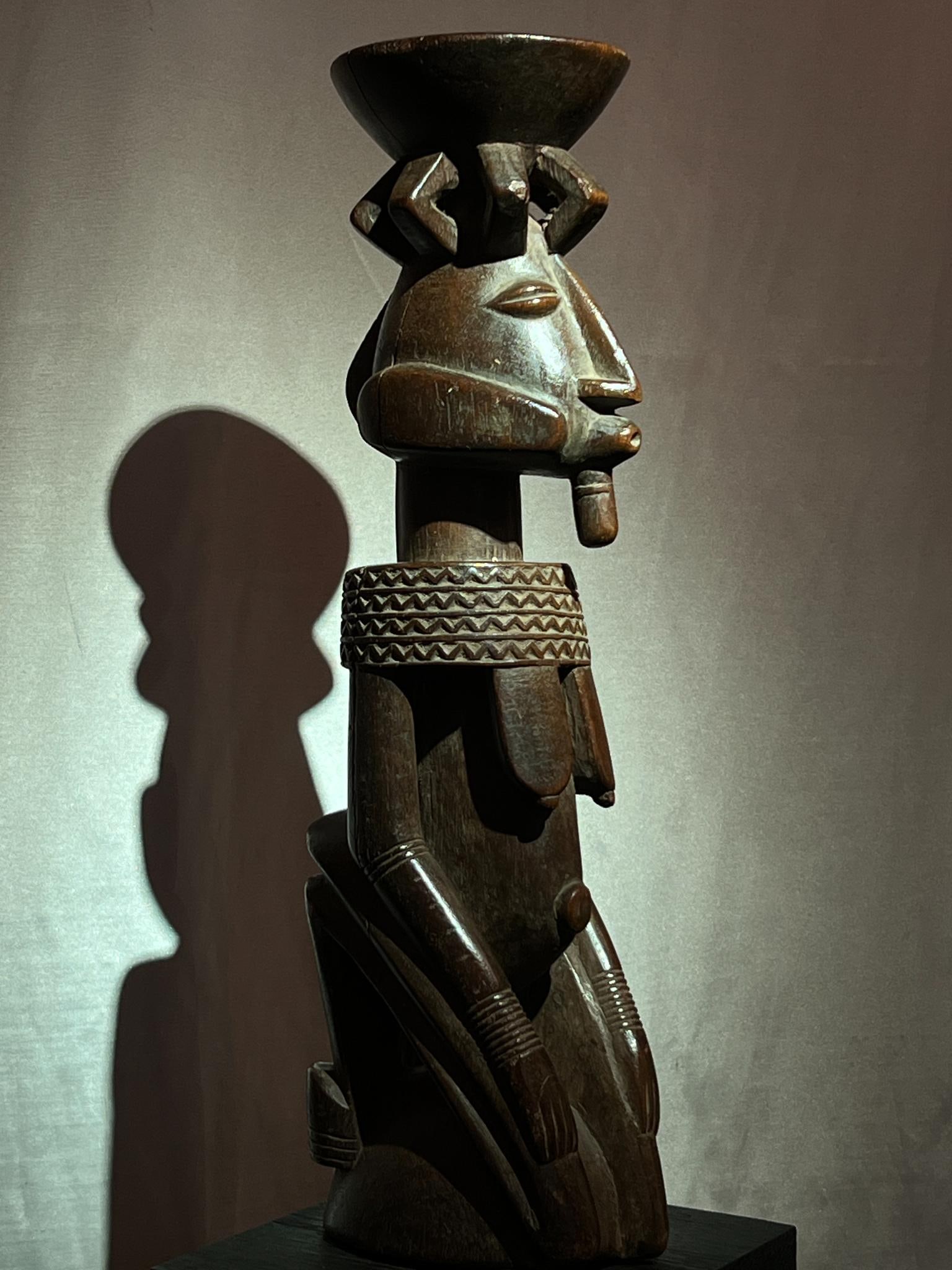 Dogon Statue Sculpture Heavy wood with a deep brown patina Mali, 20th century H 42 cm An elegant: Dogon StatueSculptureHeavy wood with a deep brown patinaMali, 20th centuryH 42 cmAn elegant seated female figure featuring an architectural composition characteristic of certain Dogon sculptures from 