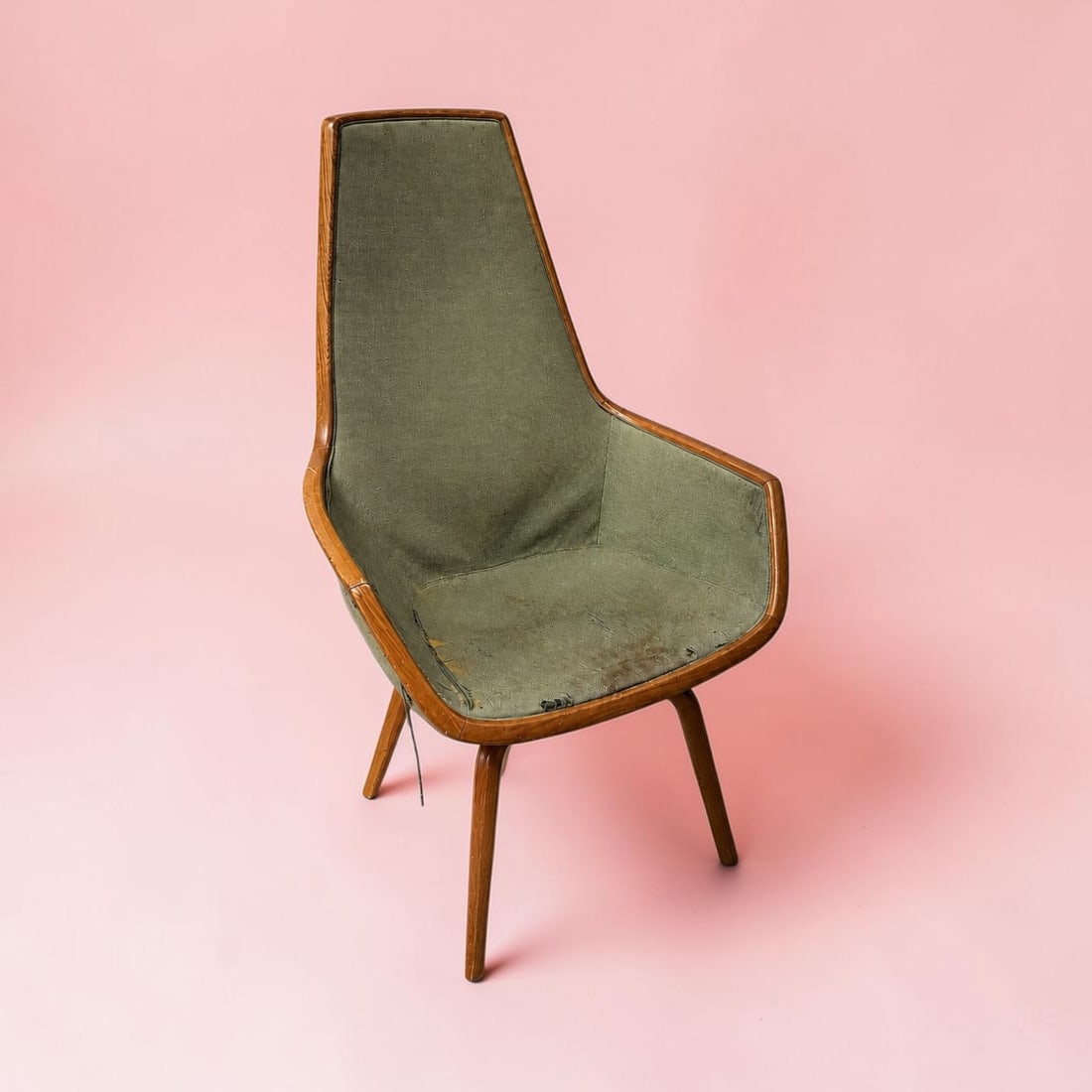 Arne Jacobsen (1902–1971) The Giraffe Armchair Birch frame, laminated wood legs, original green: Arne Jacobsen (1902–1971) The GiraffeArmchairBirch frame, laminated wood legs, original green wool upholsteryOriginal model for the SAS Royal Hotel, Copenhagen, 1958Produced by Fritz Hansen H104 L61