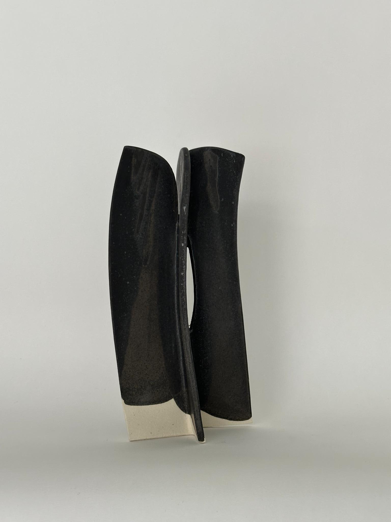 Guido de Zan (born in 1947) Vele Sculpture Stoneware Date of creation: 2024 H 29.5, W 14, D 9 cm (1 of 1)