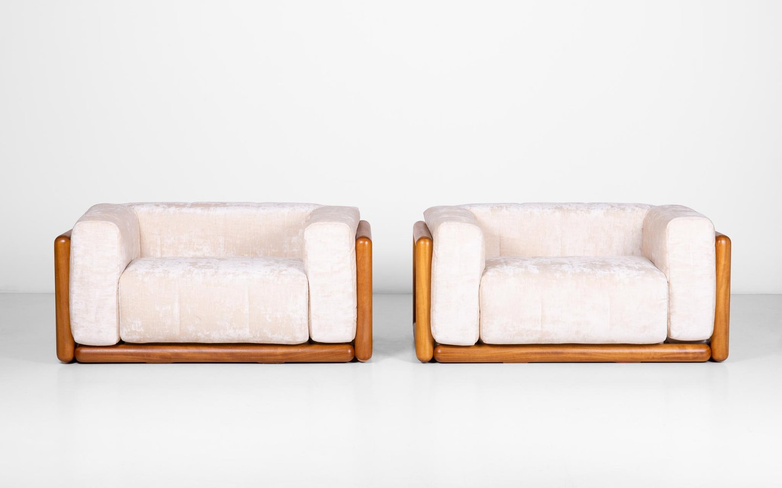 Carlo Scarpa (1906–1978) Cornaro 140 Pair of armchairs Solid wood frame, chenille velvet (1 of 10)