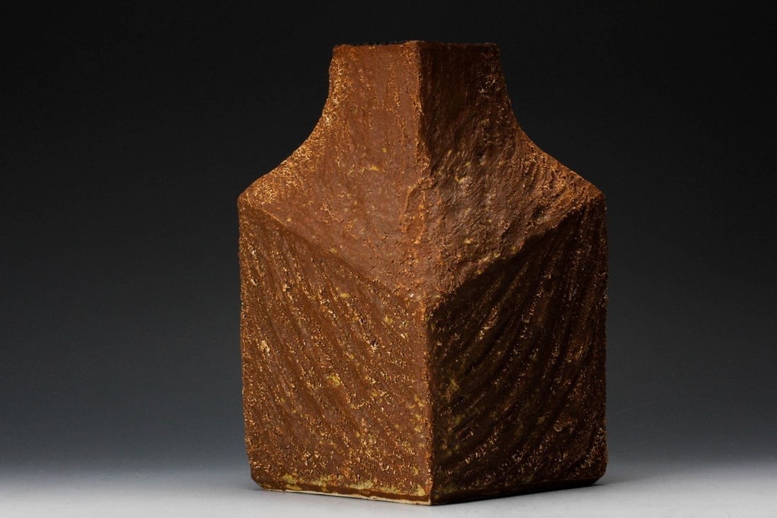 KAWAMOTO Taro (1955) Sculptural terracotta vase Circa 1990 H21 L17 P17 cm (H8.3 W6.6 D6.6 in): KAWAMOTO Taro (1955)Sculptural terracotta vaseCirca 1990H21 L17 P17 cm (H8.3 W6.6 D6.6 in)Signed on the base.Comes with its paulownia box, signed by the artist.