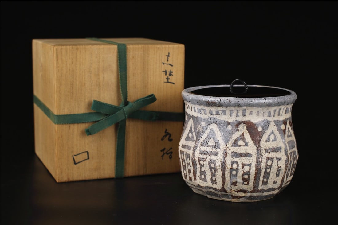 Kita?ji Rosanjin (1883–1959) Mizusashi Polychrome-glazed stoneware water jar with a black: Kita?ji Rosanjin (1883–1959)MizusashiPolychrome-glazed stoneware water jar with a black lacquered lidCirca 1950H 15 ø 15.4 cm (H 5.9 ø 5.7 in)Accompanied by its paulownia box signed by the artist.