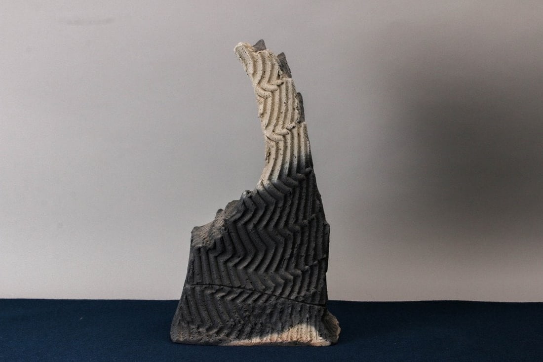 Jinnai Sakata (1943) Stoneware box with engraved geometric designs and partial ash glaze Circa 1995: Jinnai Sakata (1943)Stoneware box with engraved geometric designs andpartial ash glazeCirca 1995H29.9 L17 P15 cm (H11.8 W6.7 D5.9 in)Signed on the base