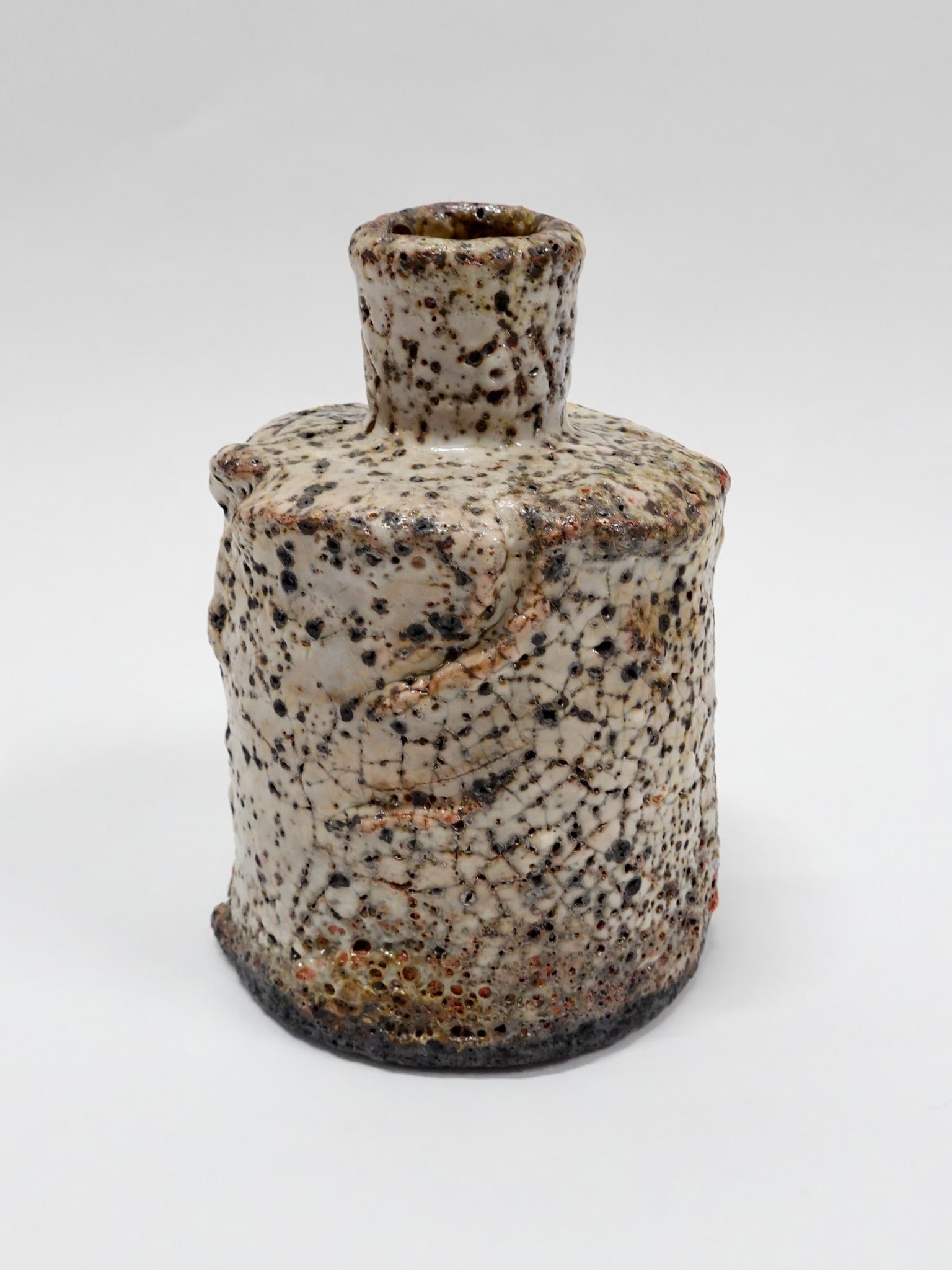 Hans Vangsø (1950) Small Light Pink Bottle Local stoneware and glaze H18 Ø12.5 cm Denmark A small: Hans Vangsø (1950)Small Light Pink BottleLocal stoneware and glazeH18 Ø12.5 cmDenmarkA small bottle crafted from local stoneware, coated with a glaze in shades of light pink. To achieve this rich co