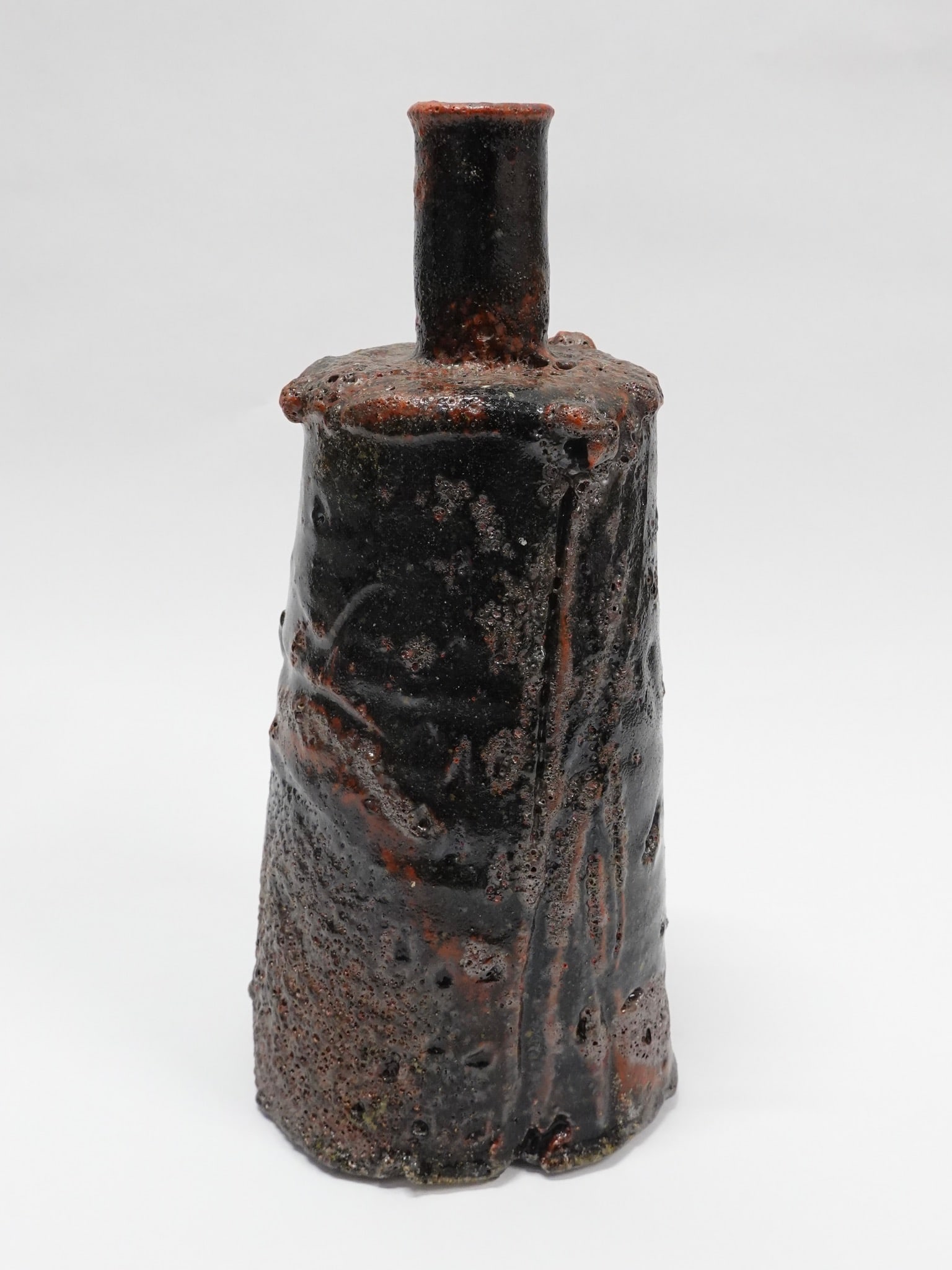 Hans Vangsø (1950) Large Red Bottle Local stoneware and glaze H32.5 Ø15 cm Denmark A large bottle: Hans Vangsø (1950)Large Red BottleLocal stoneware and glazeH32.5 Ø15 cmDenmarkA large bottle crafted from local stoneware, coated with a glaze in rich shades of red. The artist fires his ceramics in