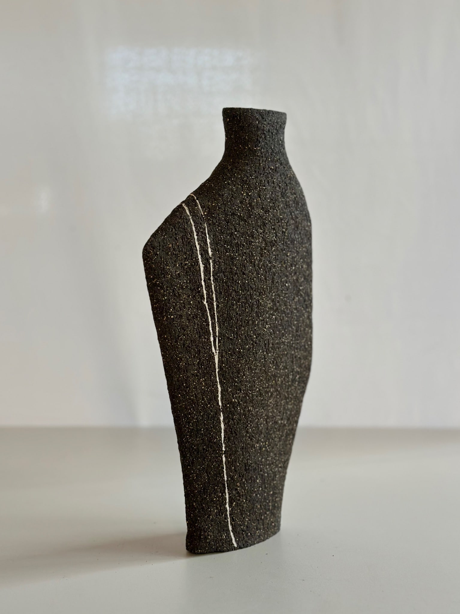 Sofia Aguas W-Line 6 Vas Chamotte stoneware and porcelain Hand-modeled piece The porcelain line is: Sofia AguasW-Line 6VasChamotte stoneware and porcelainHand-modeled pieceThe porcelain line is integrated into the structure during the modeling process, becoming an inseparable part of the formFired a