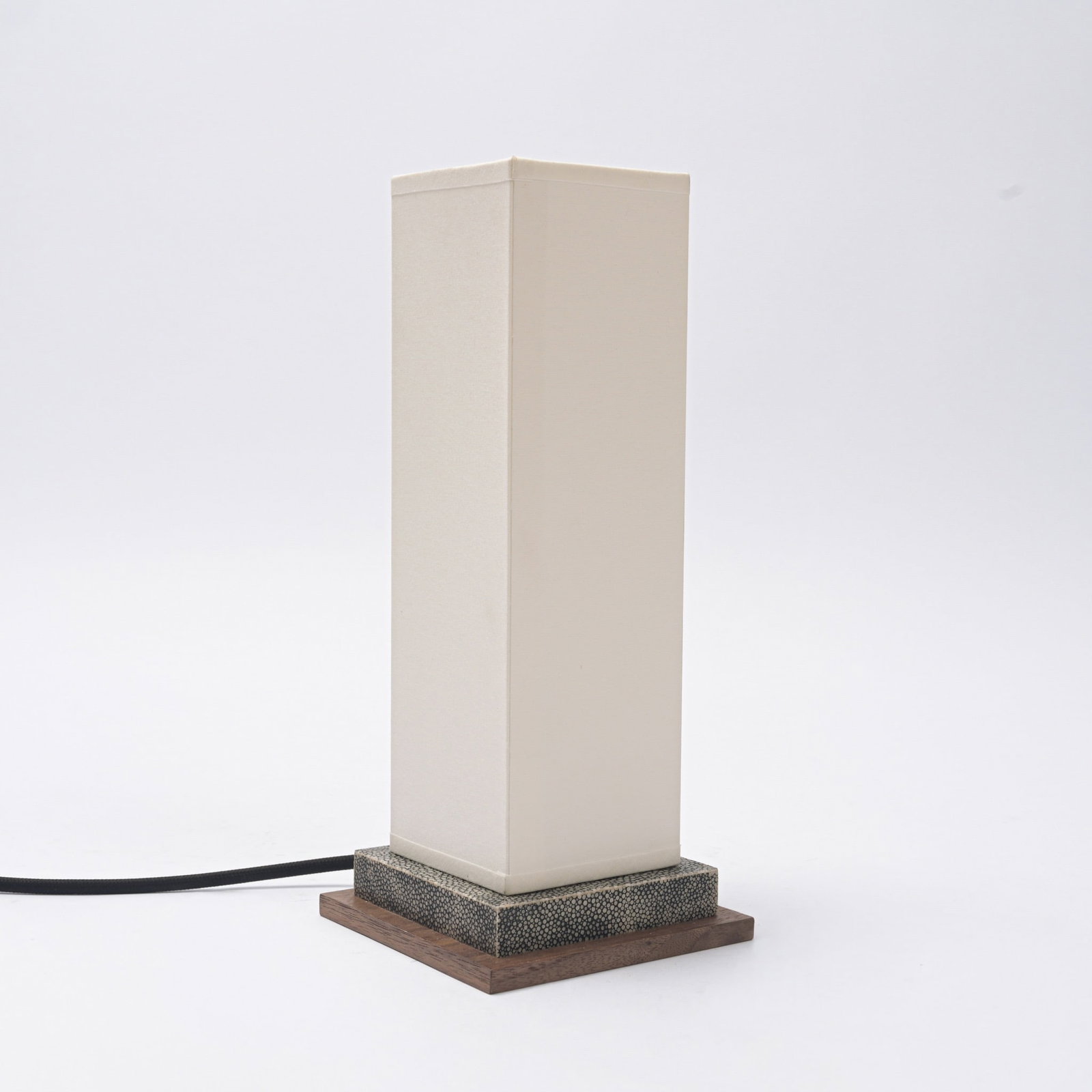 Anonymous Lamp Shark skin, wood, and fabric shade Approx. H30 L12 P12 cm Excellent condition (1 of 3)