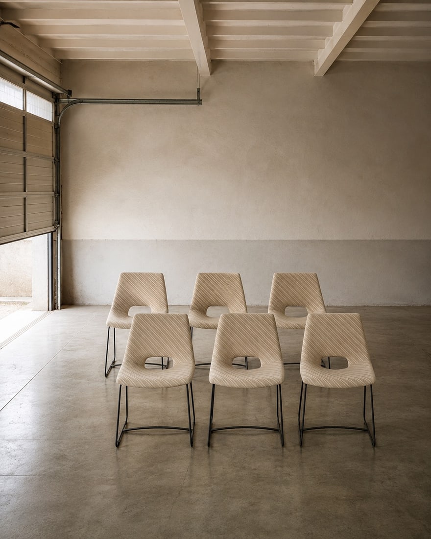 Augusto Bozzi (1924–1982) Reler Chair Solid metal ski-style base, ivory-white fabric Saporiti: Augusto Bozzi (1924–1982)Reler ChairSolid metal ski-style base, ivory-white fabricSaporiti EditionYear designed: 1968H82 L52 L56 HA47 cm Shows signs of use.