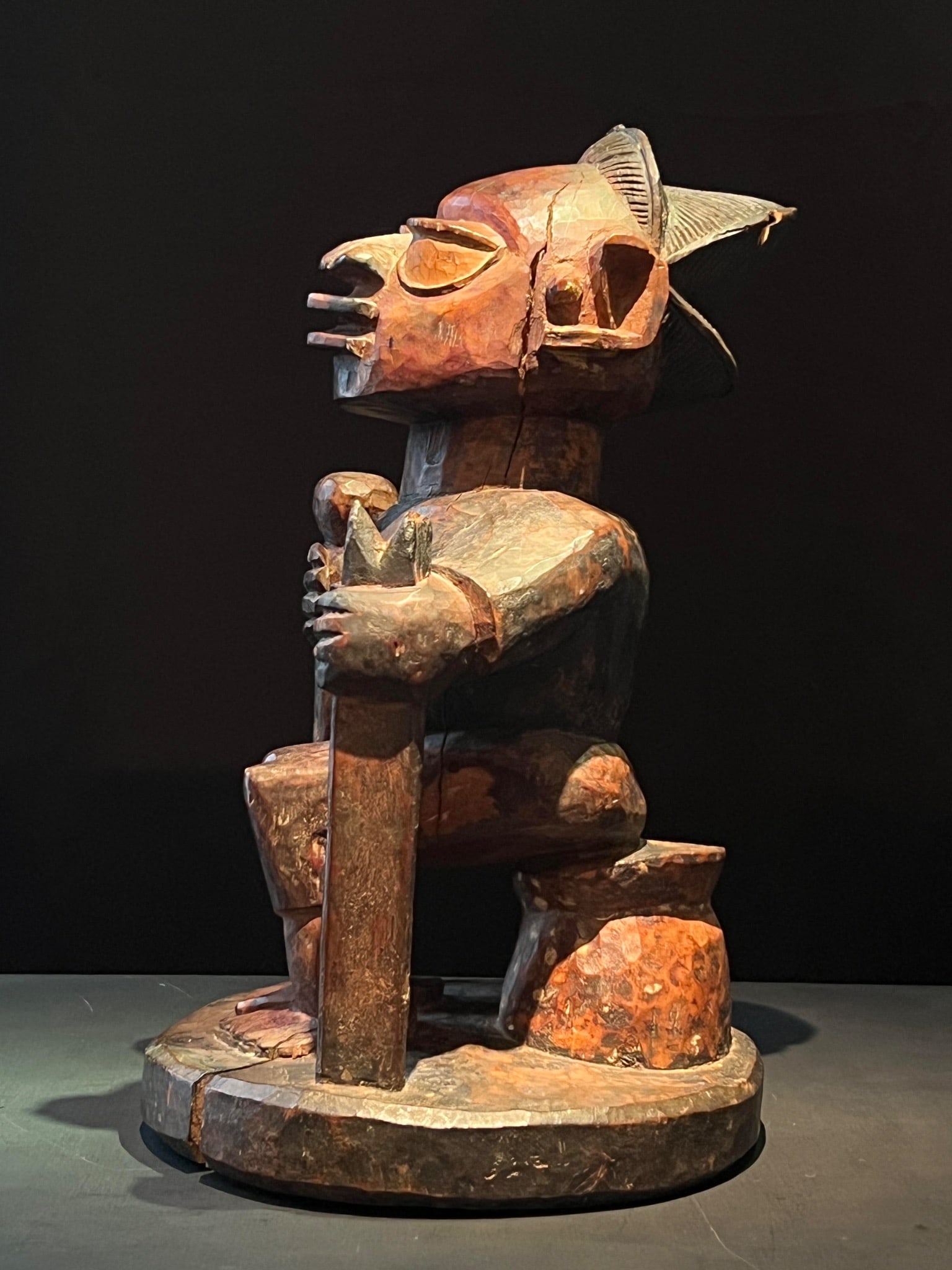 Nigeria, early 20th century Statue of a Yoruba dignitary Wood, pigments H 36 cm A seated male (1 of 7)