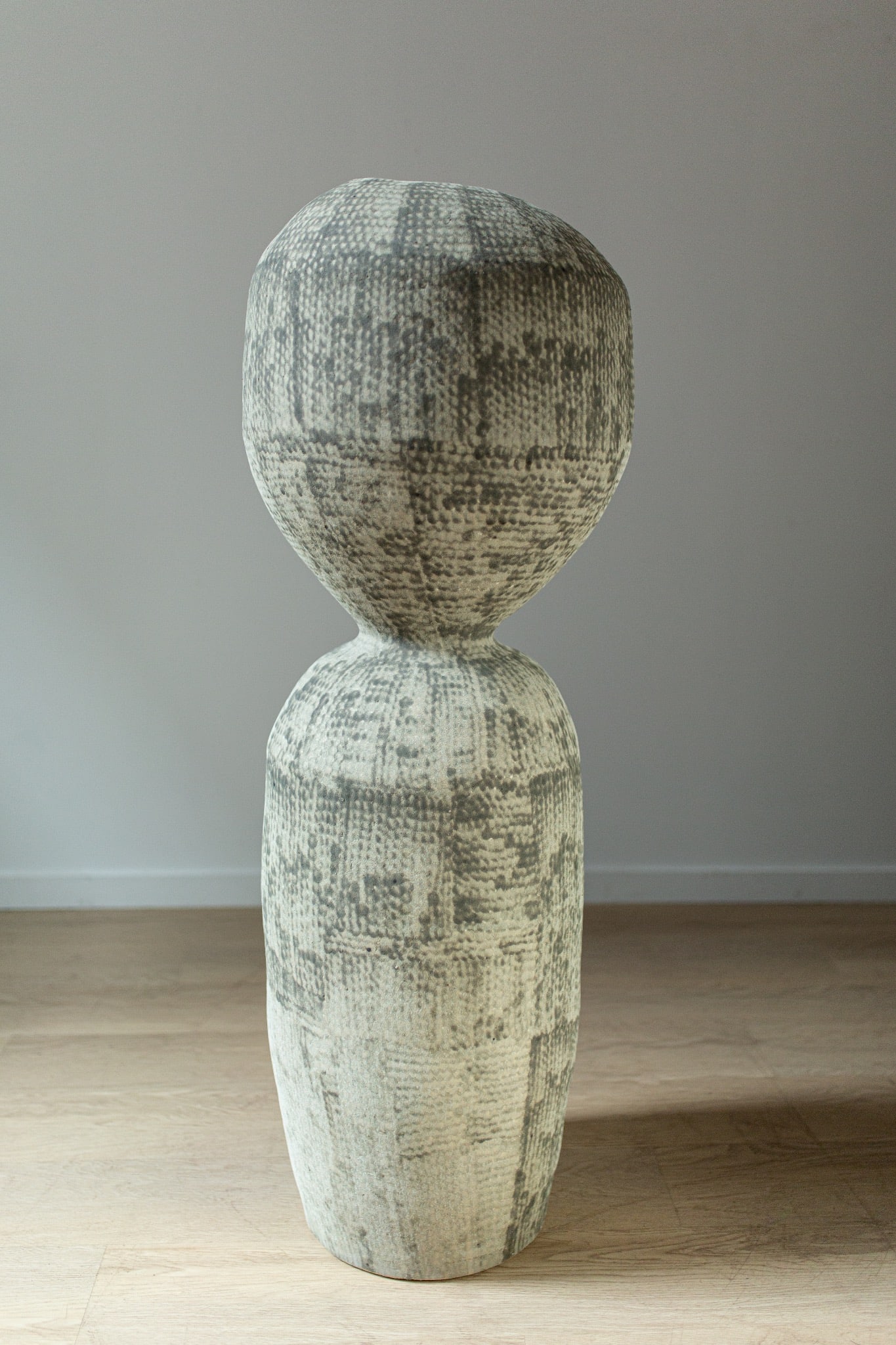 Kristina Riska: Bubble UrnSculpture en grèsPièce unique, signée KR datée 15Date de création : 2015H128 cm