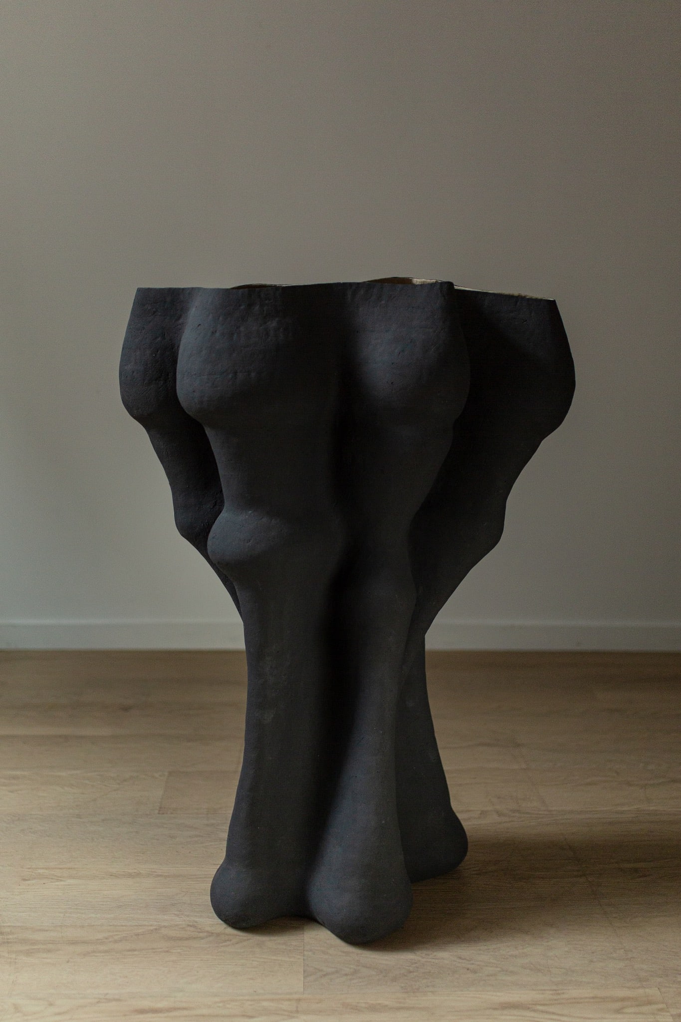 Kristina Riska: Unlimited Form 1 Sculpture en grèsPièce unique, signée KR datée 2013Date de création : 2013H101 cm