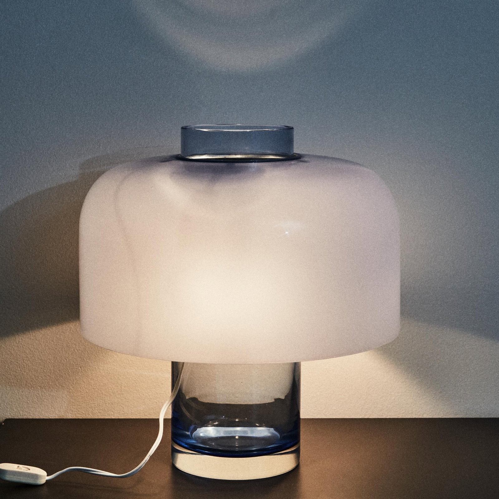 Carlo Nason (born in 1935) LT226: Carlo Nason (born in 1935) LT226 Table lamp, vase baseMilky glass with shades of blue and lilacH40 D36 cm