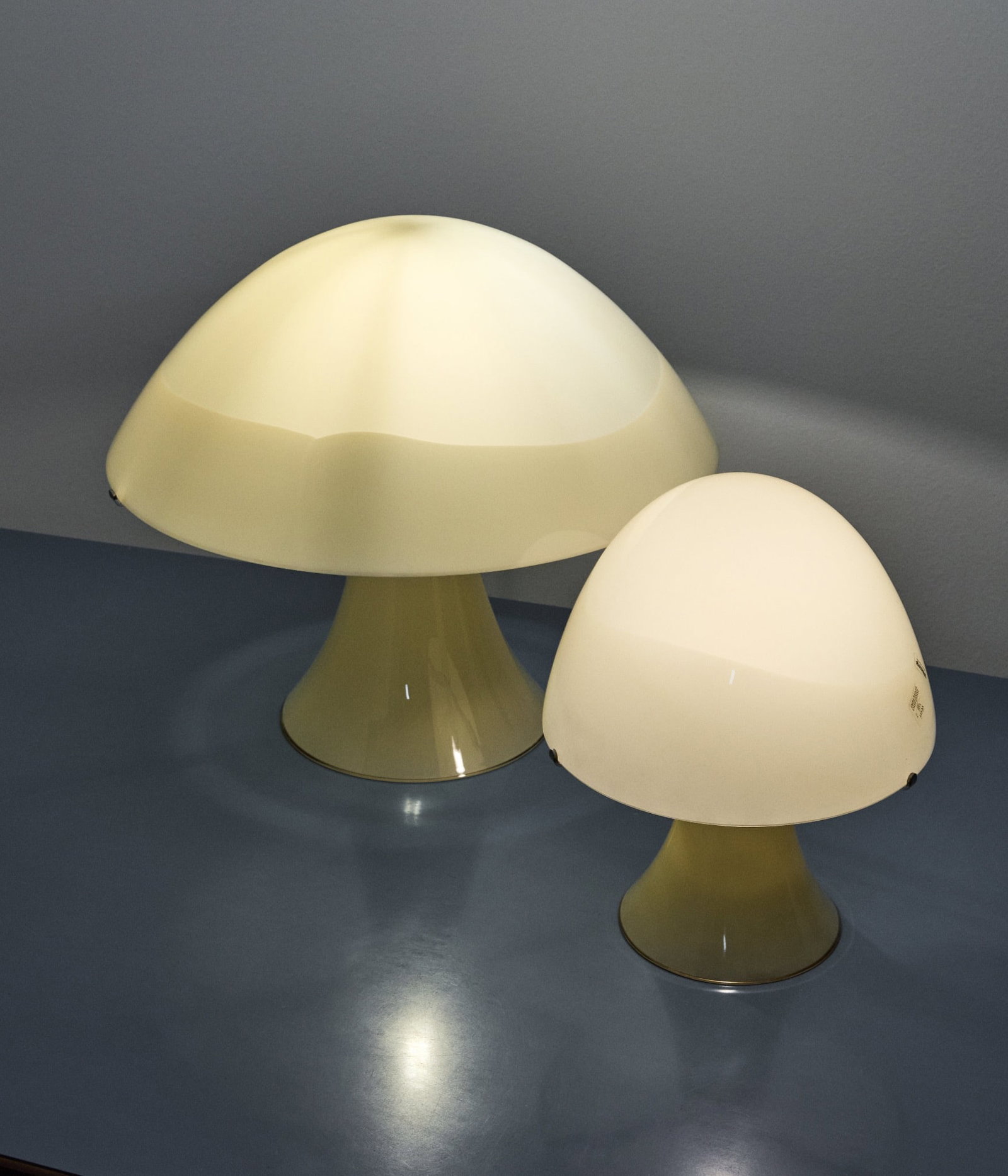 Carlo Nason (born in 1935): Carlo Nason (born in 1935) LT308 one Table lamp Semi-transparent glass with a hint of pink H46 D50 cm