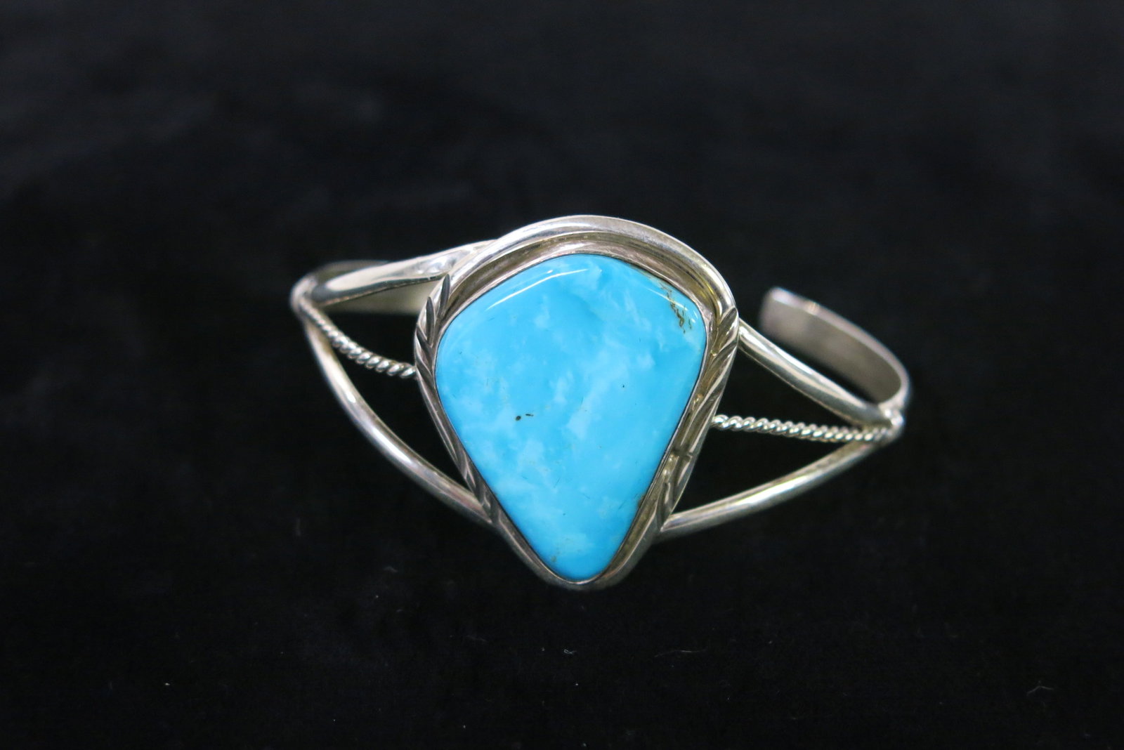 Navajo Sterling Teardrop Kingman Turquoise Cuff (1 of 6)