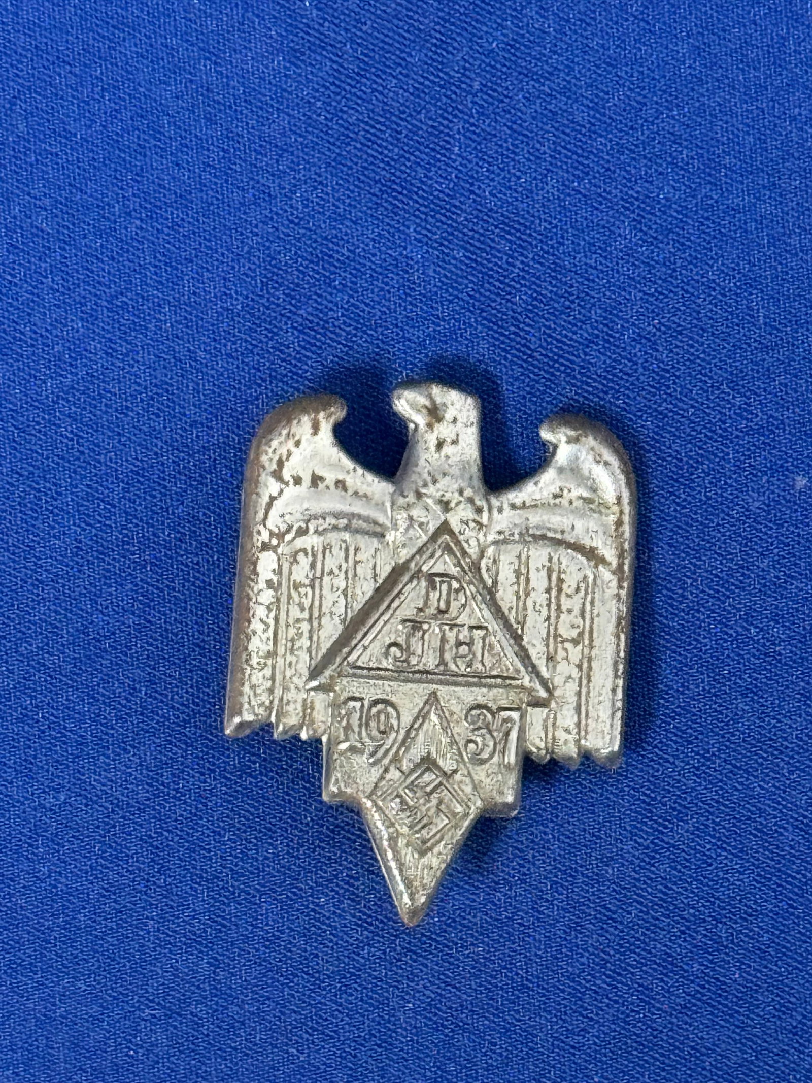 WW2 German Youth Hostel Association DJH Hitler Youth 1937 Day Badge: WW2 German Youth Hostel Association DJH Hitler Youth 1937 Day Badge which is in good condition.
