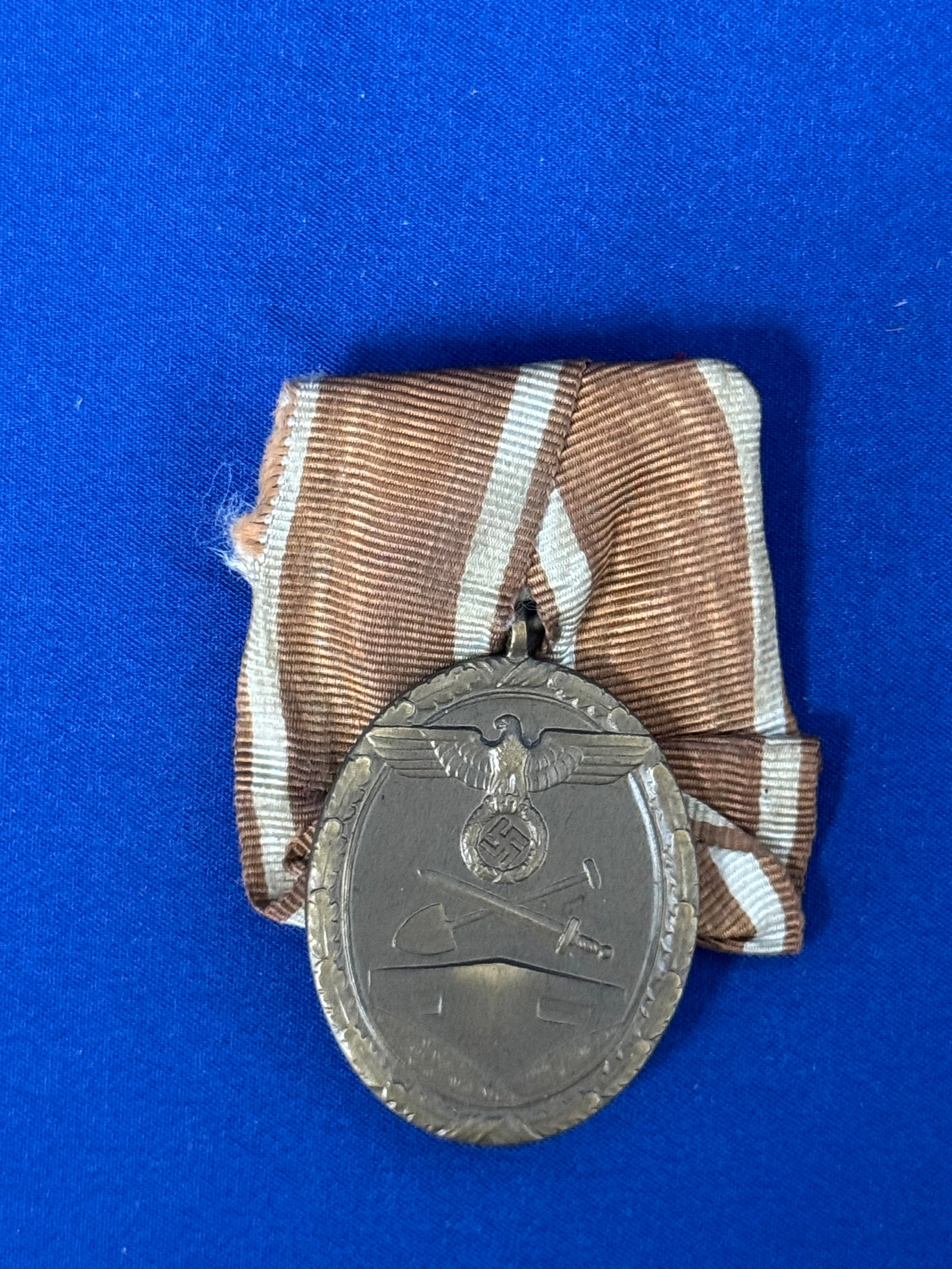 WW2 German West Wall Medal: Germany III Reich. West Wall Medal, Medal of the Defense of the Atlantic Wall or Medal of the Siegfried Line. Deutsches Schutzwall Ehrenzeichen.Good condition.German medal of the Second World War WW2