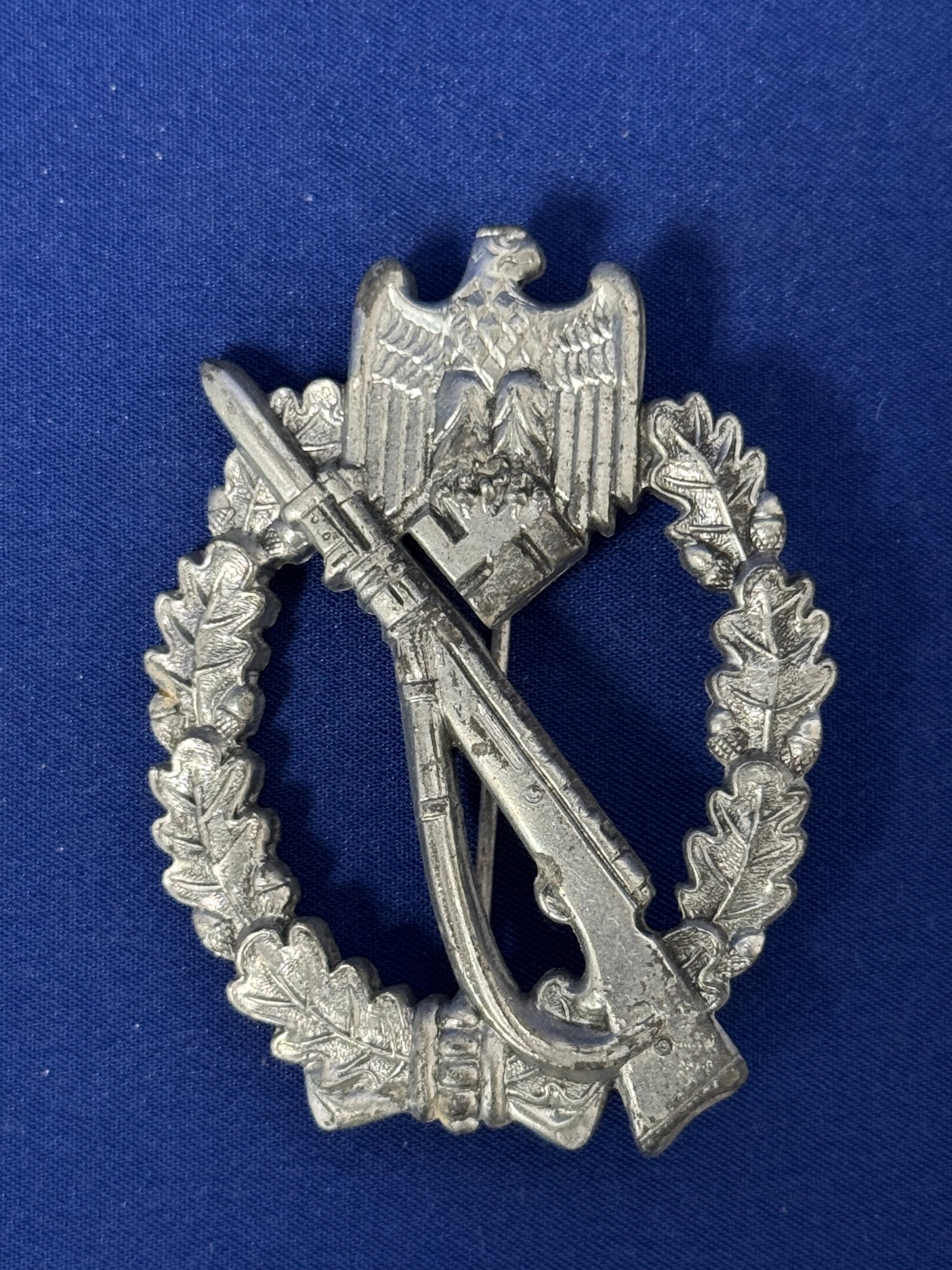 WW2 German Infantry Assault Badge - Silver Grade: WW2 German Infantry Assault Badge - Silver Grade MAKER MARKED.The General Assault Badge (Allgemeines Sturmabzeichen) was a military decoration awarded by Nazi Germany during World War II. Its purpose 