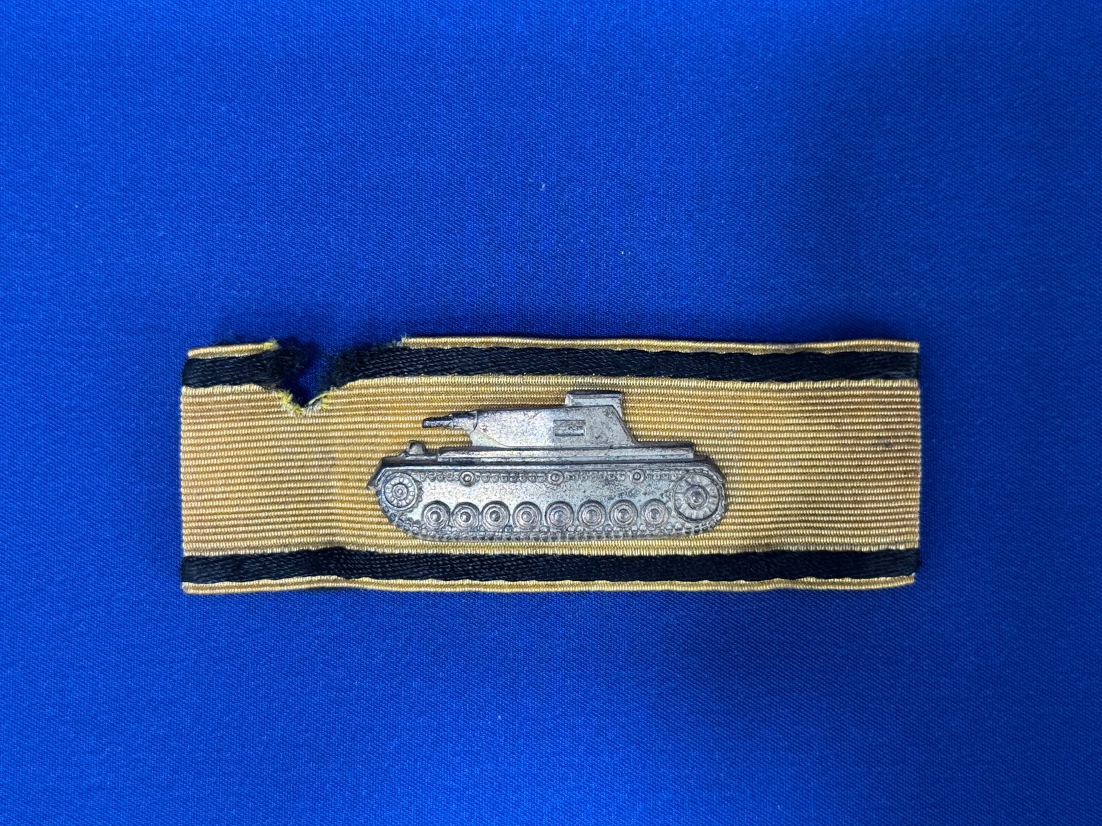 WW2 German TANK DESTRUCTION BADGE GOLD GRADE: TANK DESTRUCTION BADGE GOLD GRADE : Another amazing piece brought back by Major Spaeth. RAREThe Cloth Tank Destruction Badge in Gold (Panzervernichtungsabzeichen in Stoff) is a variant of the Tank Des