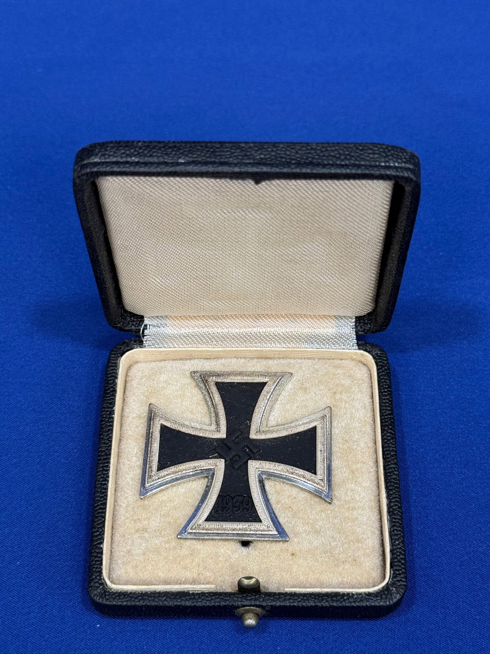 WW2 German Cased - Third Reich Iron Cross 1939, 1st Class, Maker Marked 20: German, WW2, Third Reich Iron Cross 1939, 1st Class, Maker Marked 20 with Original Box : Another item from Maj Spaeth. Again in like new condition!The Iron Cross, particularly the First Class (Eiserne