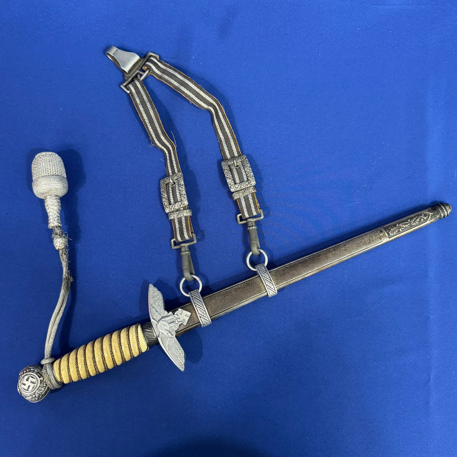 WWII German 2nd Model Luftwaffe Dagger Rarer Maker Luneschloss: Nazi WWII German 2nd Model Luftwaffe Dagger Rarer Maker LuneschlossNice rarer maker dagger with hangers and portapee.