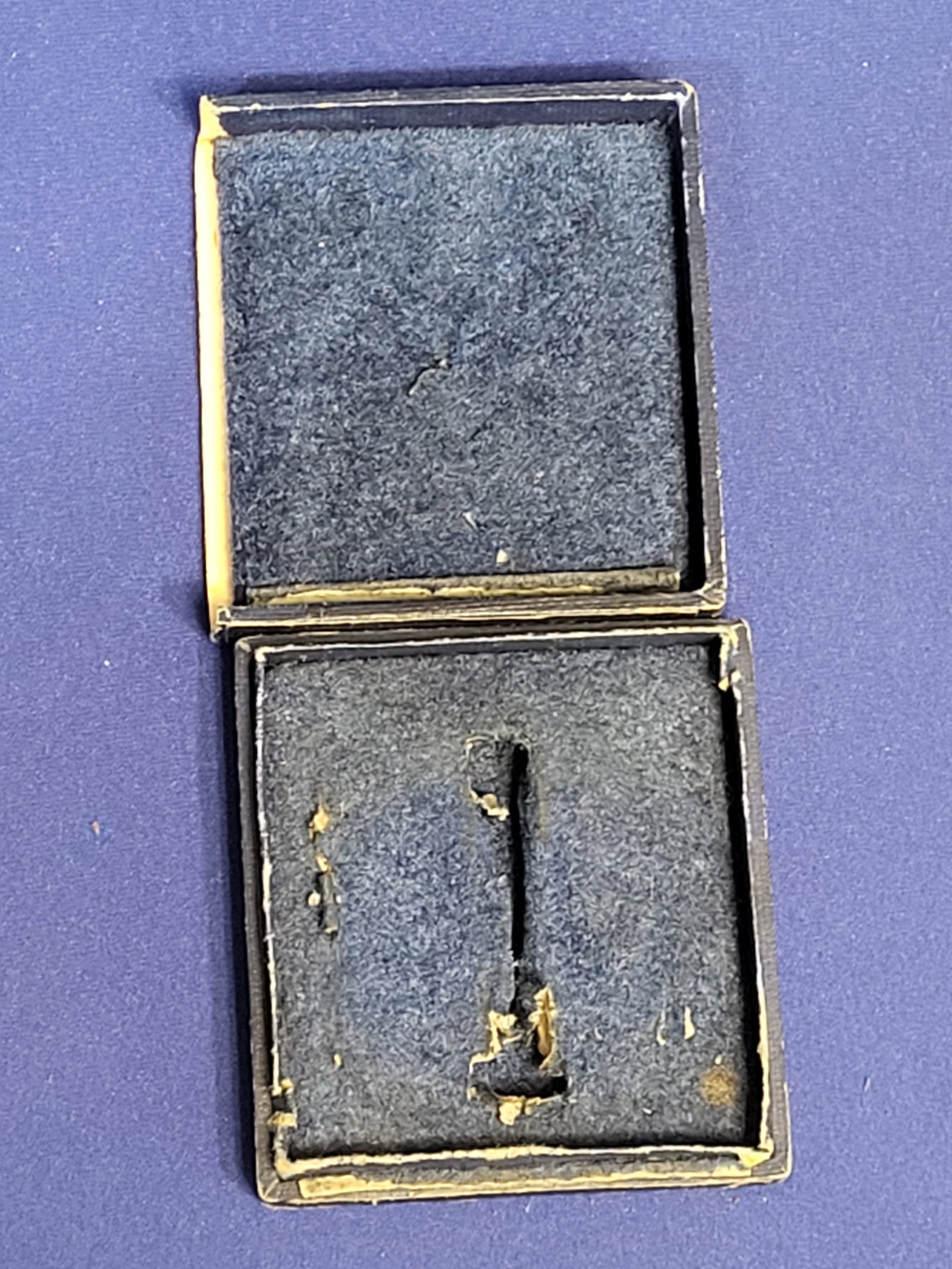 Ww2 german badge box: Box for unknown badge