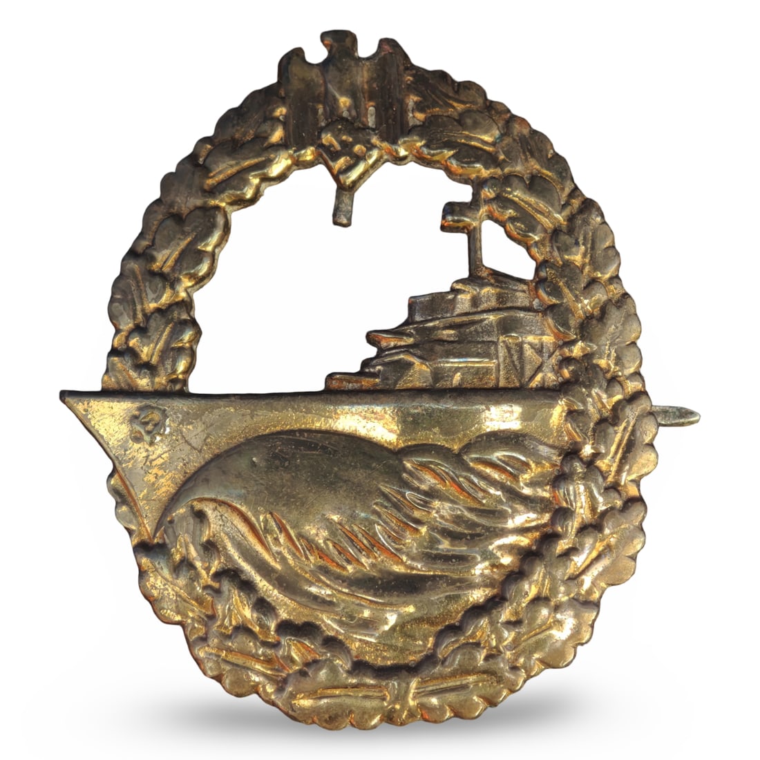 WW2 German Third Reich Kriegsmarine High Seas Fleet War Badge - Flottenkriegsabzeichen: Tombak - Buntmetall- base with fire-gilding on the wreath and a chemically darkened battleship. The high copper content of Tombak allows the gilding to adhere permanently, explaining the brilliant