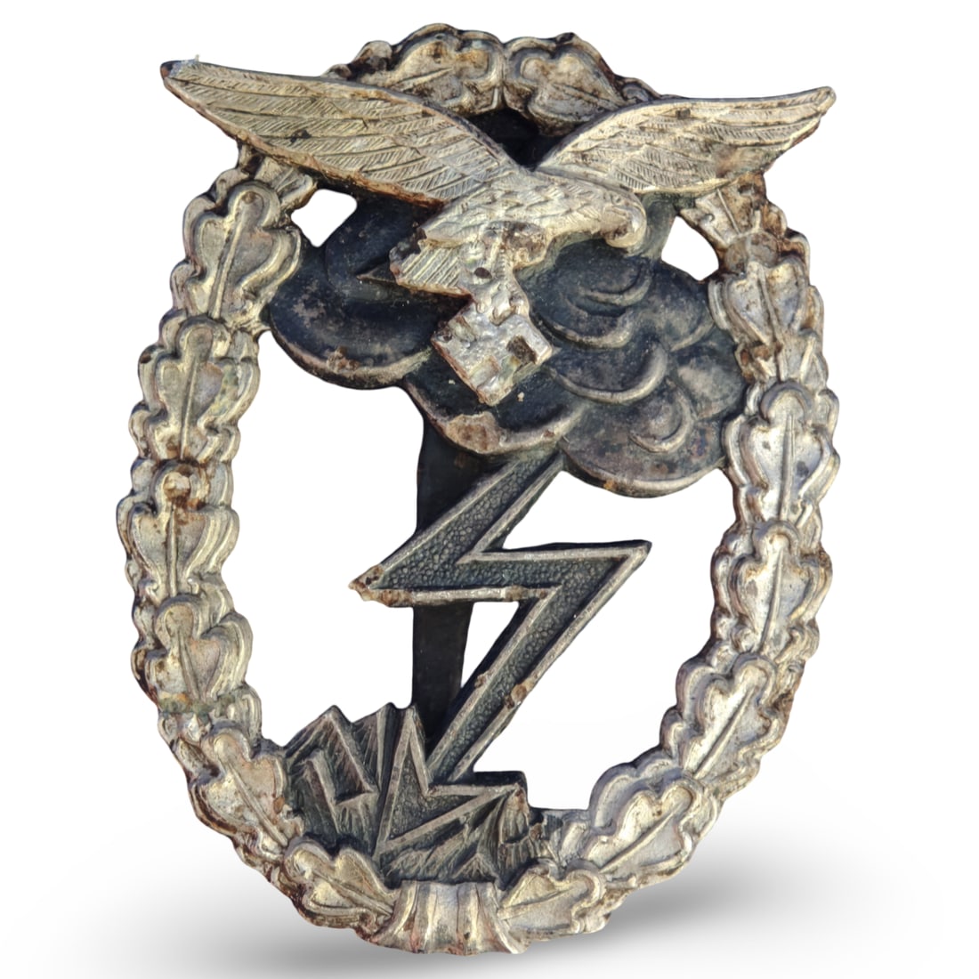 WW2 German Third Reich Luftwaffe Ground Assault Badge - Rudolf Karneth: Rudolf Karneth & Söhne, Gablonz. - Sheet metal barrel hinge, a flat-tapered wire pin, and a standard "C" wire catch mounted on a circular base plate.