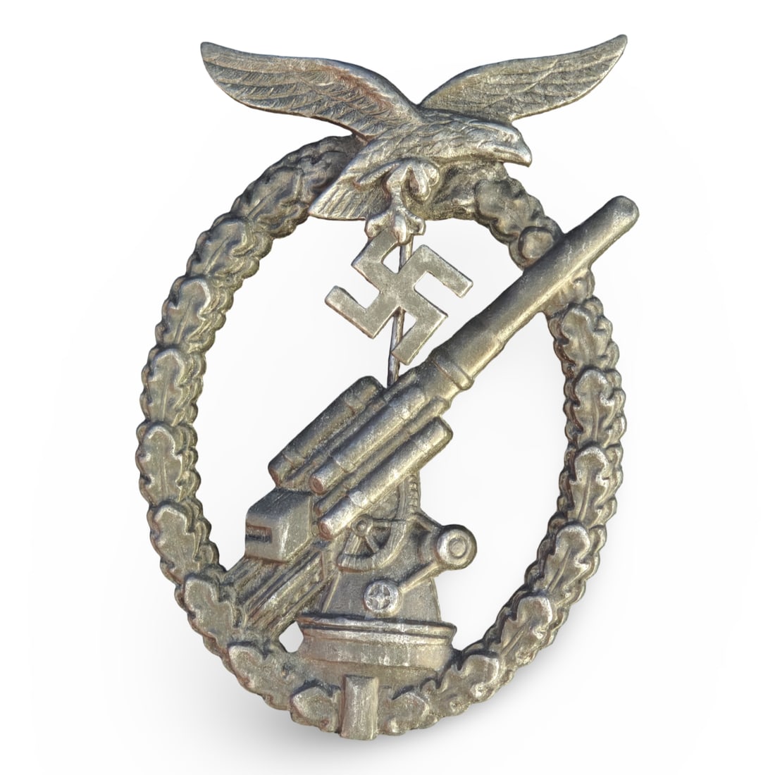WW2 German Third Reich Luftwaffe Anti-Aircraft Flak Badge - Flak-Kampfabzeichen der Luftwaffe: Distinctive ball hinge (Kugelscharnier), round wire pin, and a standard wire "C" catch soldered directly to the reverse wreath.
