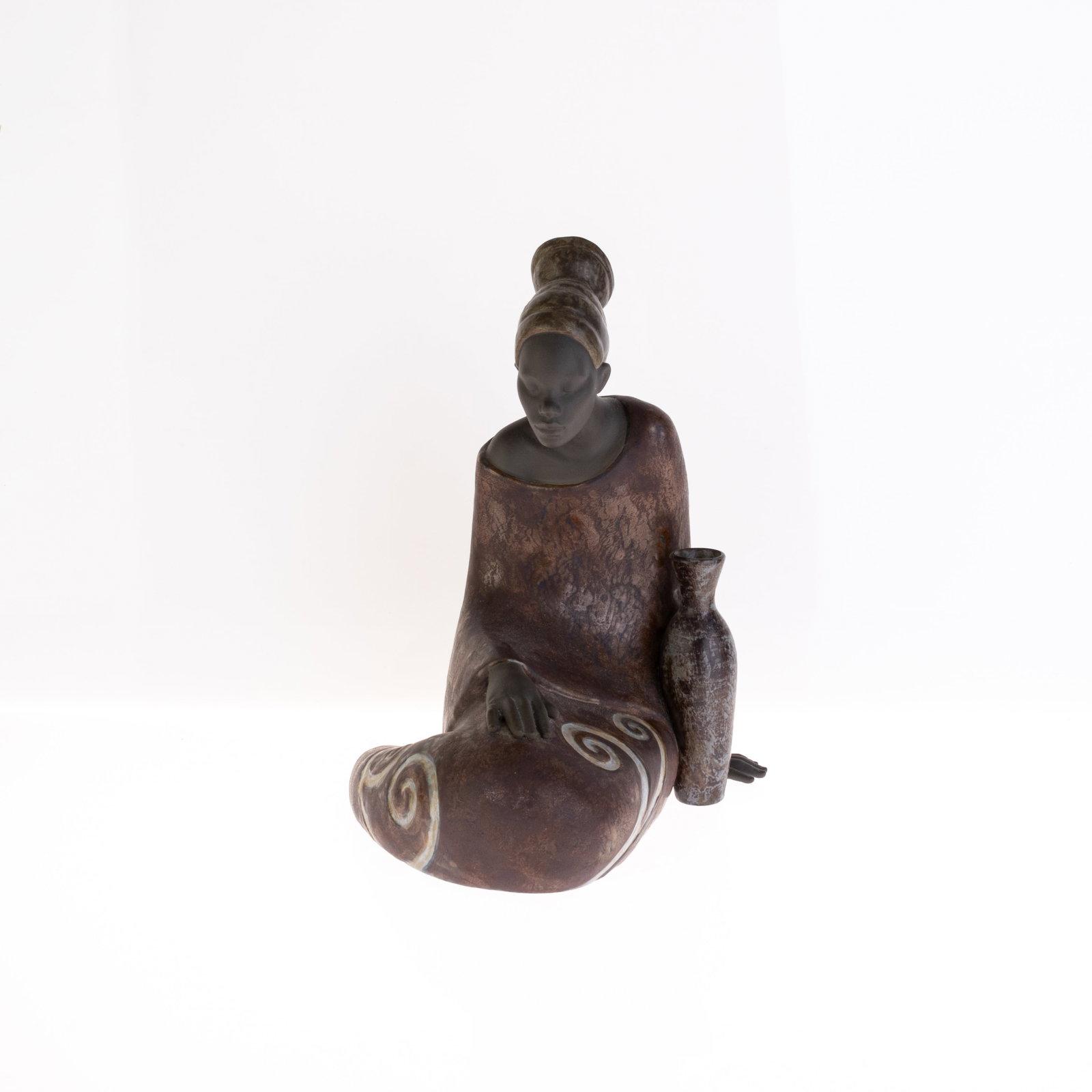 LLADRO PORCELAIN FIGURE: From a collection of Wedgwood and other selected ceramic/porcelain objects. Kindly examine all photographs provided in this listing or ask for a condition report. All items offered are in generally go