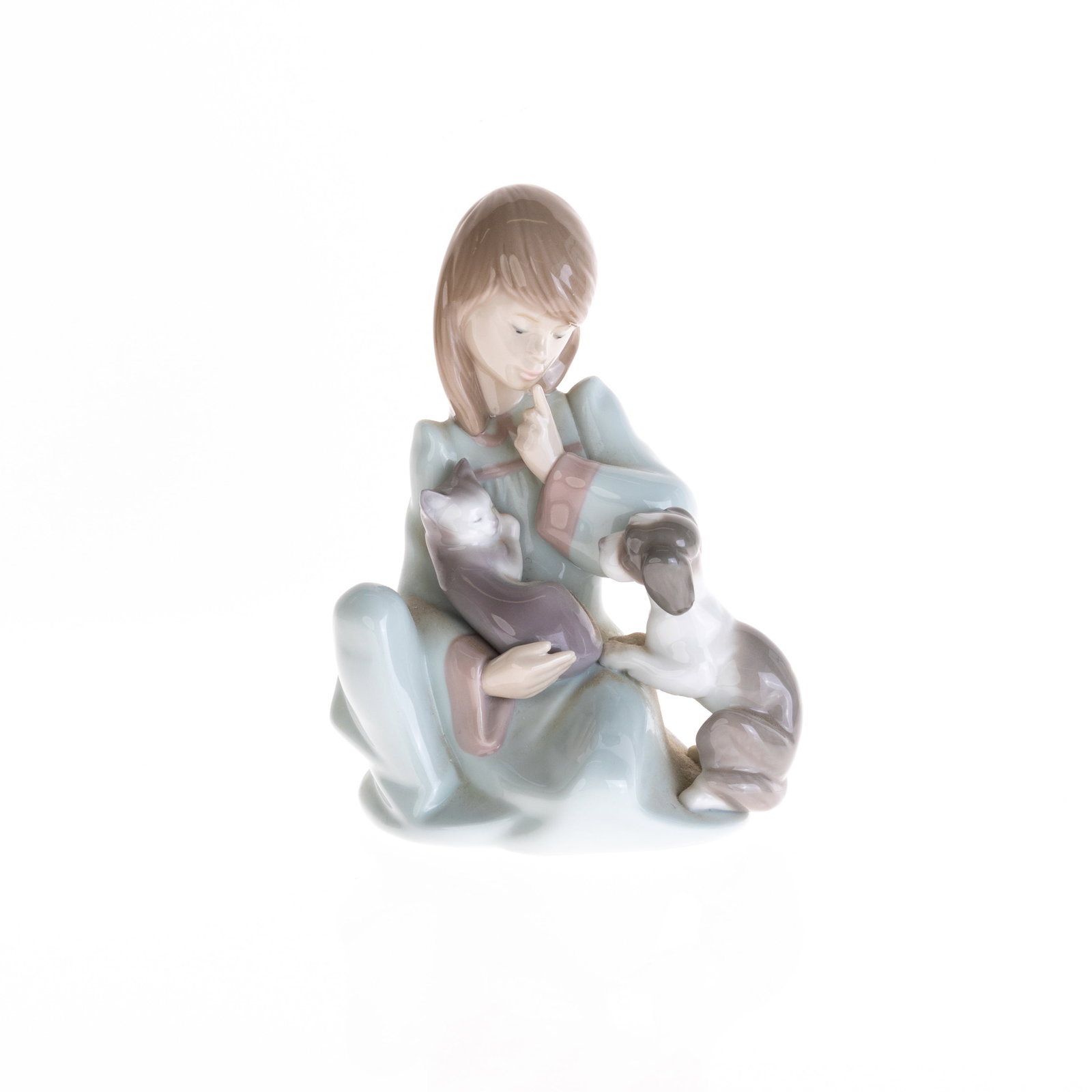 LLADRO PORCELAIN FIGURE: 8x9.5x14CM.From a collection of Wedgwood and other selected ceramic/porcelain objects. Kindly examine all photographs provided in this listing or ask for a condition report. All items offered are in g