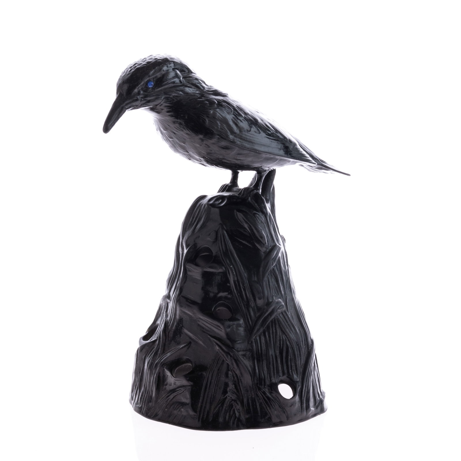 RARE WEDGWOOD BLACK JASPER CROW SCULPTURE: (H) 20CM. From a collection of Wedgwood and other selected ceramic/porcelain objects. Kindly examine all photographs provided in this listing or ask for a condition report. All items offered are in ge