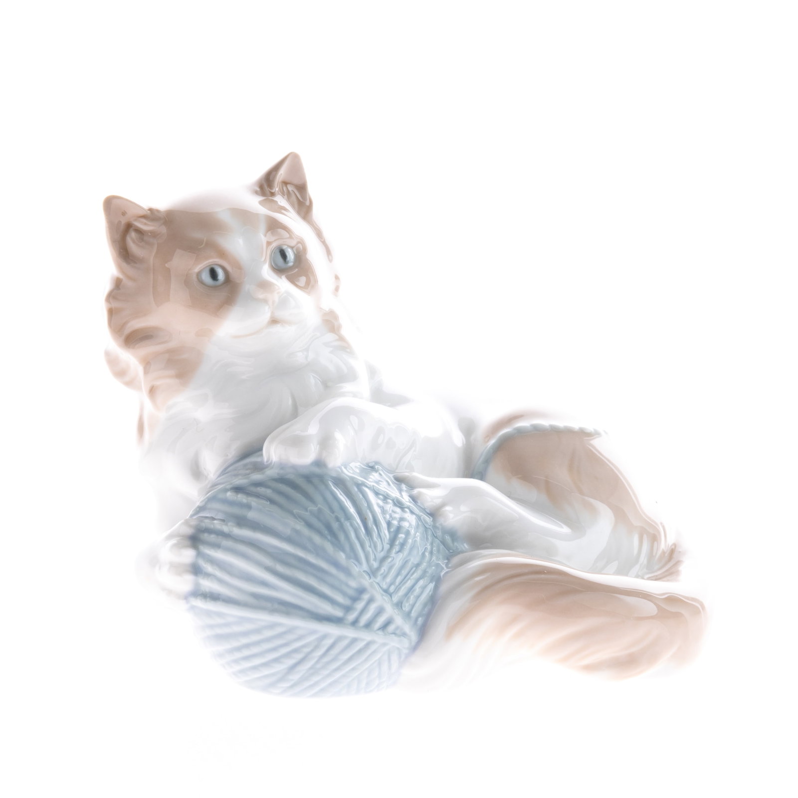LLADRO STYLE PORCELAIN FIGURE CAT: (H) 10CM. From a collection of Wedgwood and other selected ceramic/porcelain objects. Kindly examine all photographs provided in this listing or ask for a condition report. All items offered are in ge