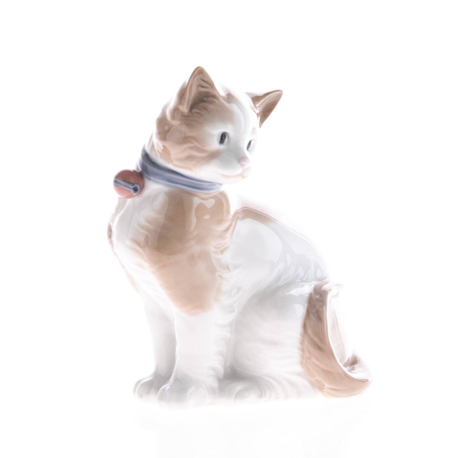 LLADRO STYLE PORCELAIN FIGURE CAT: (H) 13CM.From a collection of Wedgwood and other selected ceramic/porcelain objects. Kindly examine all photographs provided in this listing or ask for a condition report. All items offered are in gen